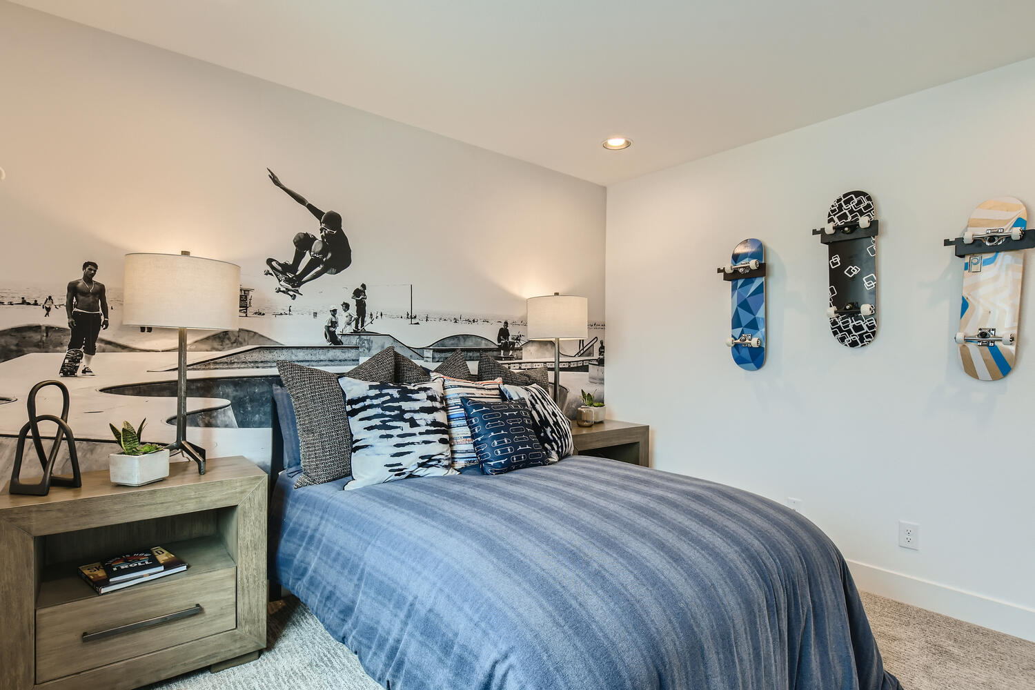 A bedroom with a bed and a desk.