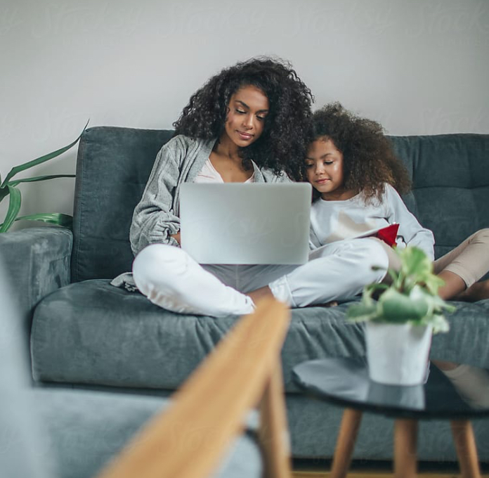 intersection-16.jpg Mother and daughter searching for homes online