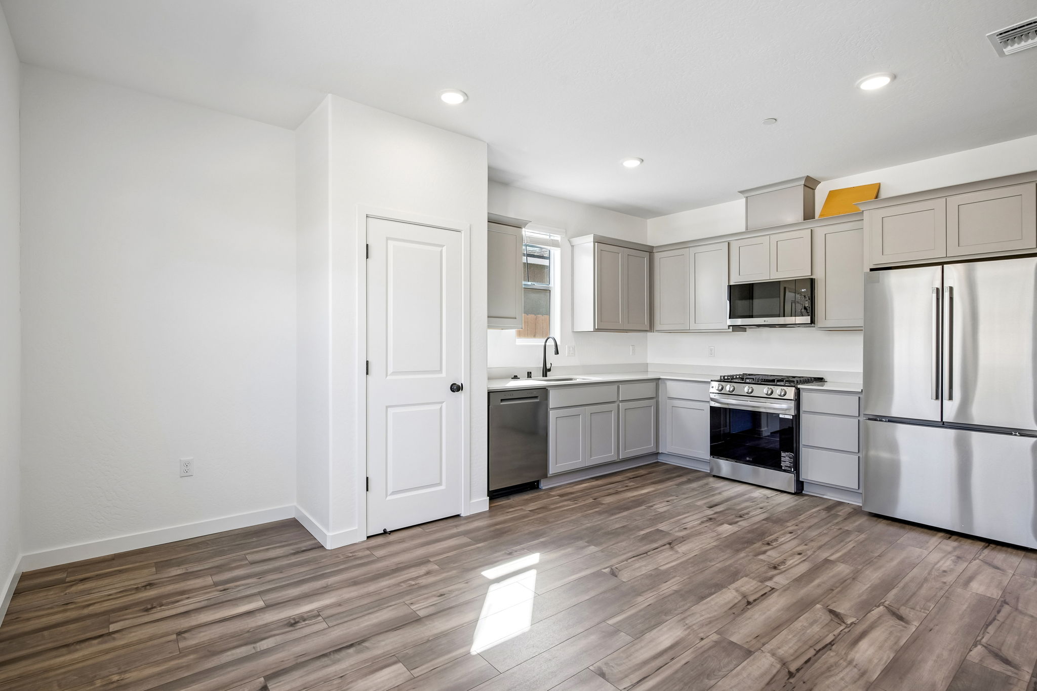 A kitchen with white cabinets.
