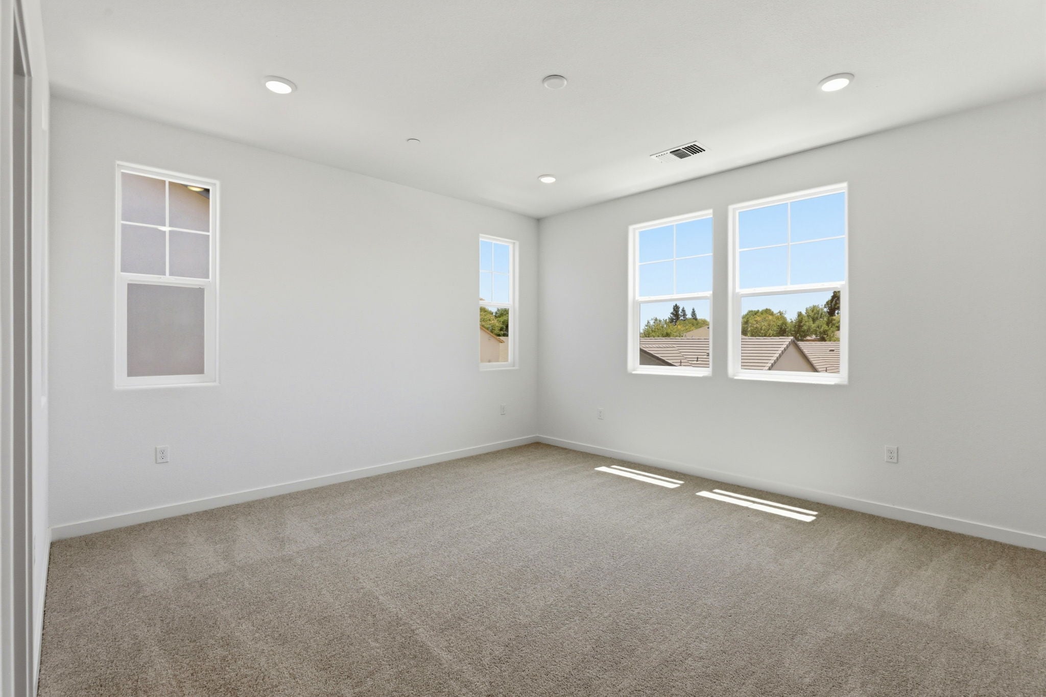 A room with windows.