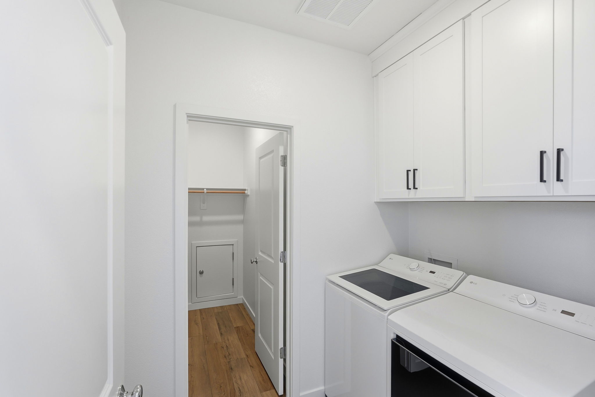 A kitchen with white cabinets.
