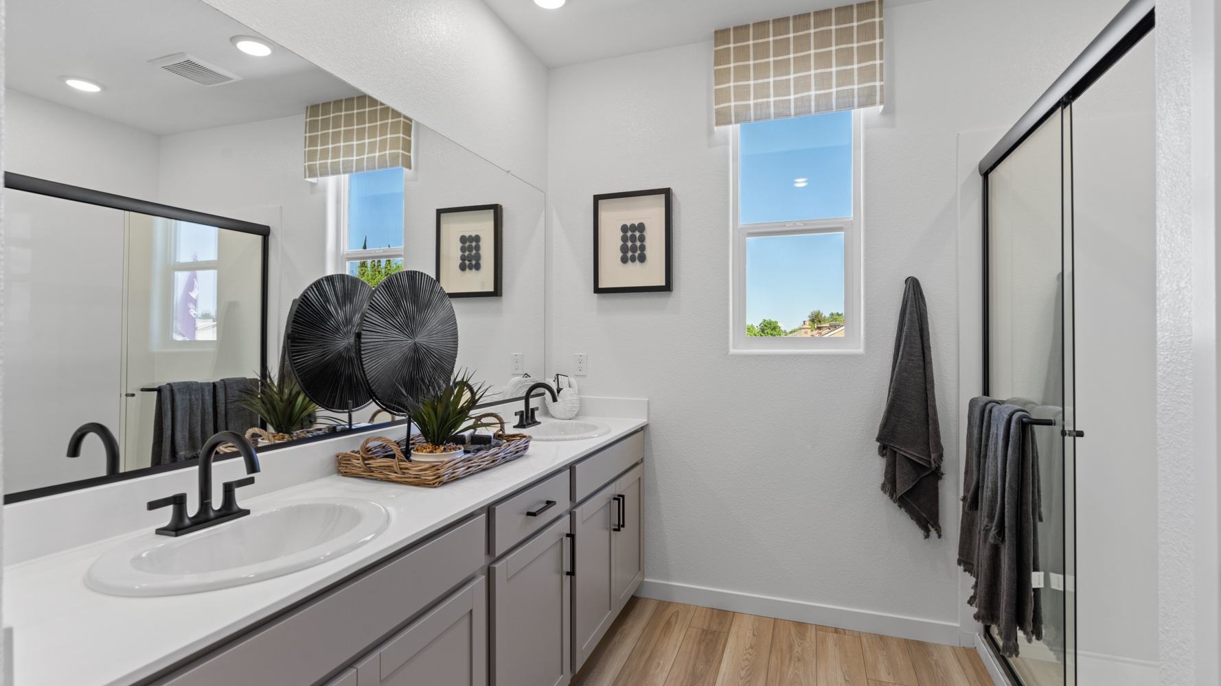 A bathroom with a sink and a mirror.