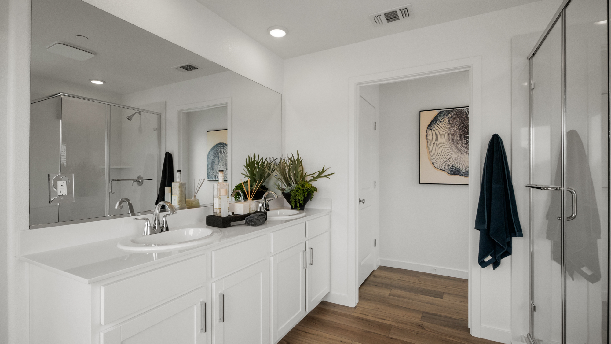 A bathroom with a sink and a mirror.