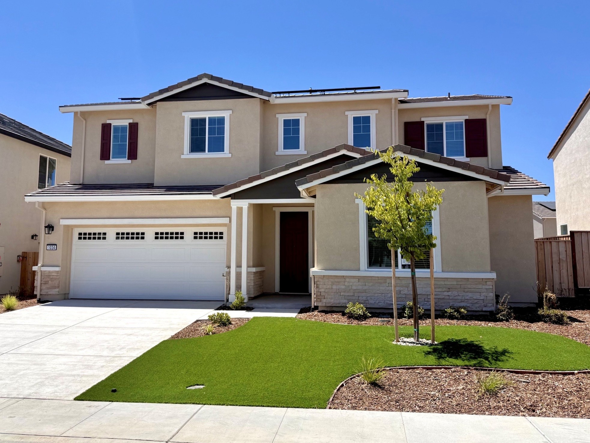 A house with a tree in the front.