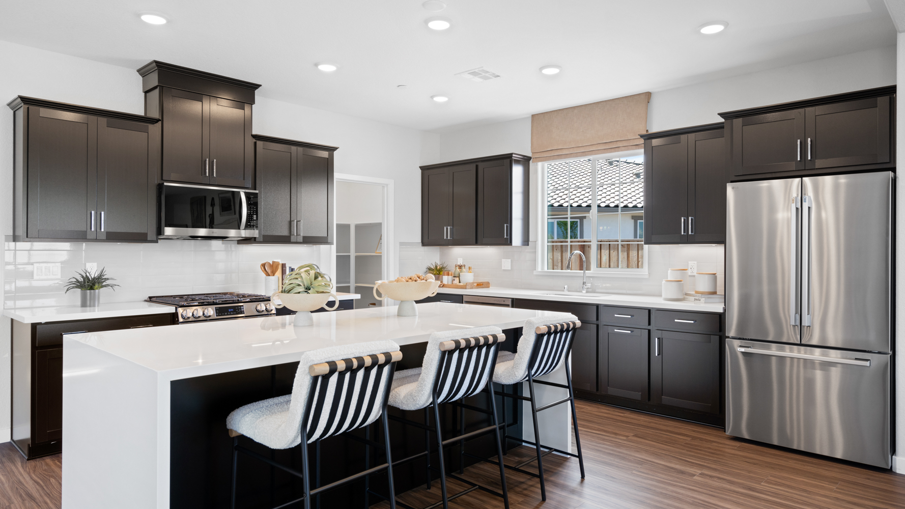 A kitchen with black cabinets.