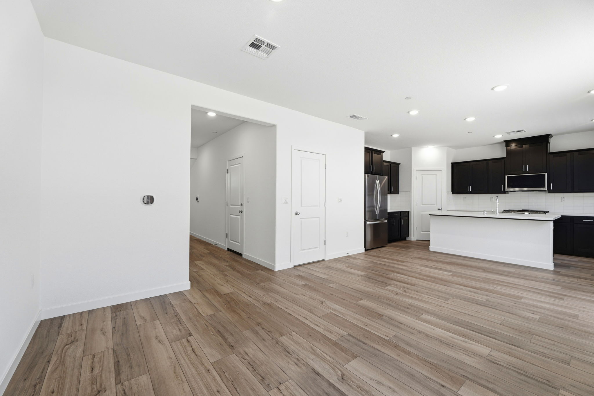 A kitchen with white cabinets.