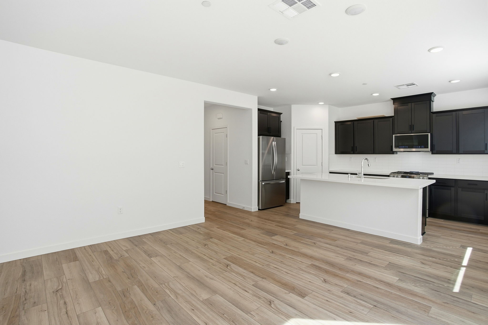 A kitchen with white cabinets.