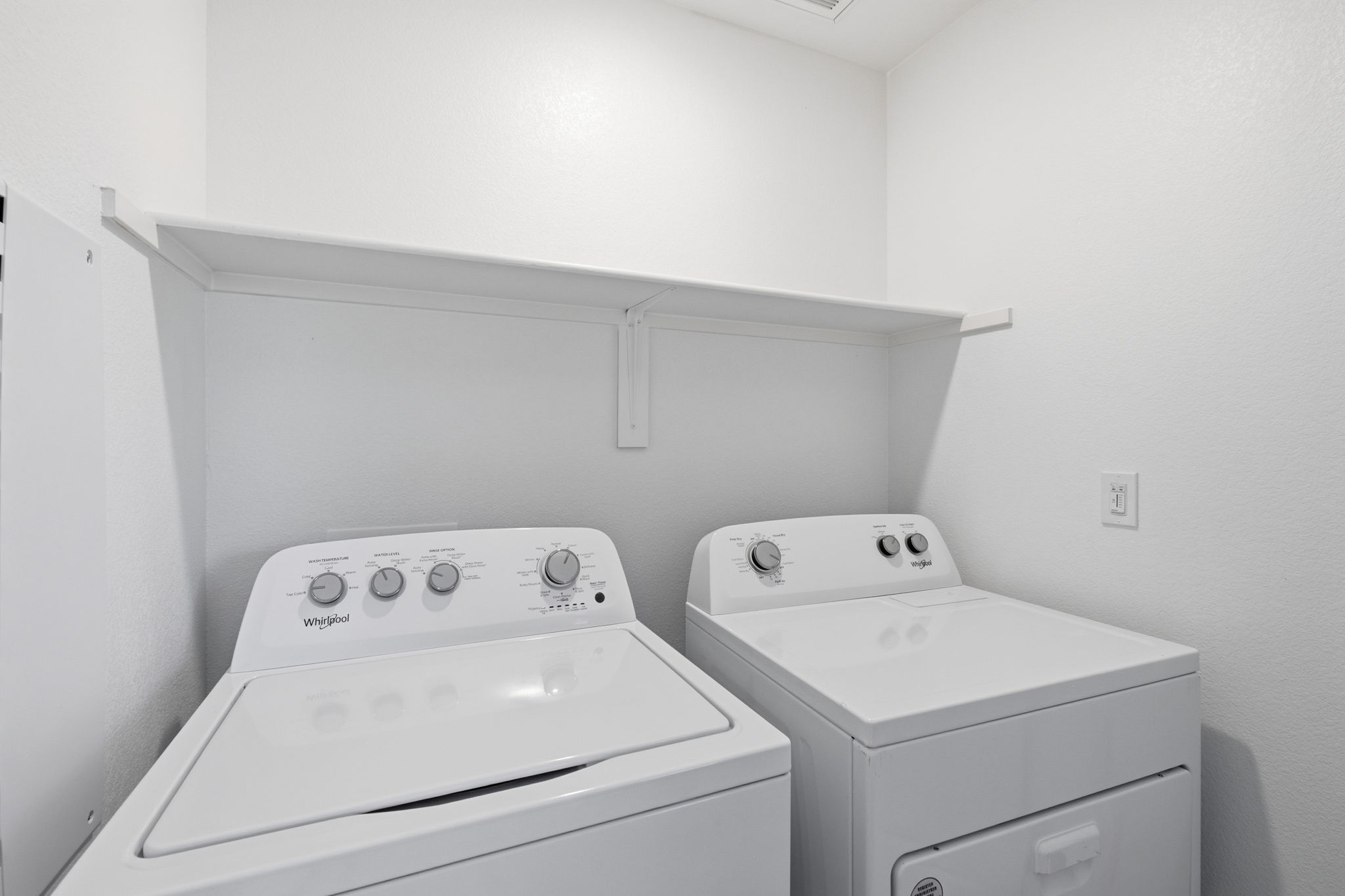 A white washer and dryer.