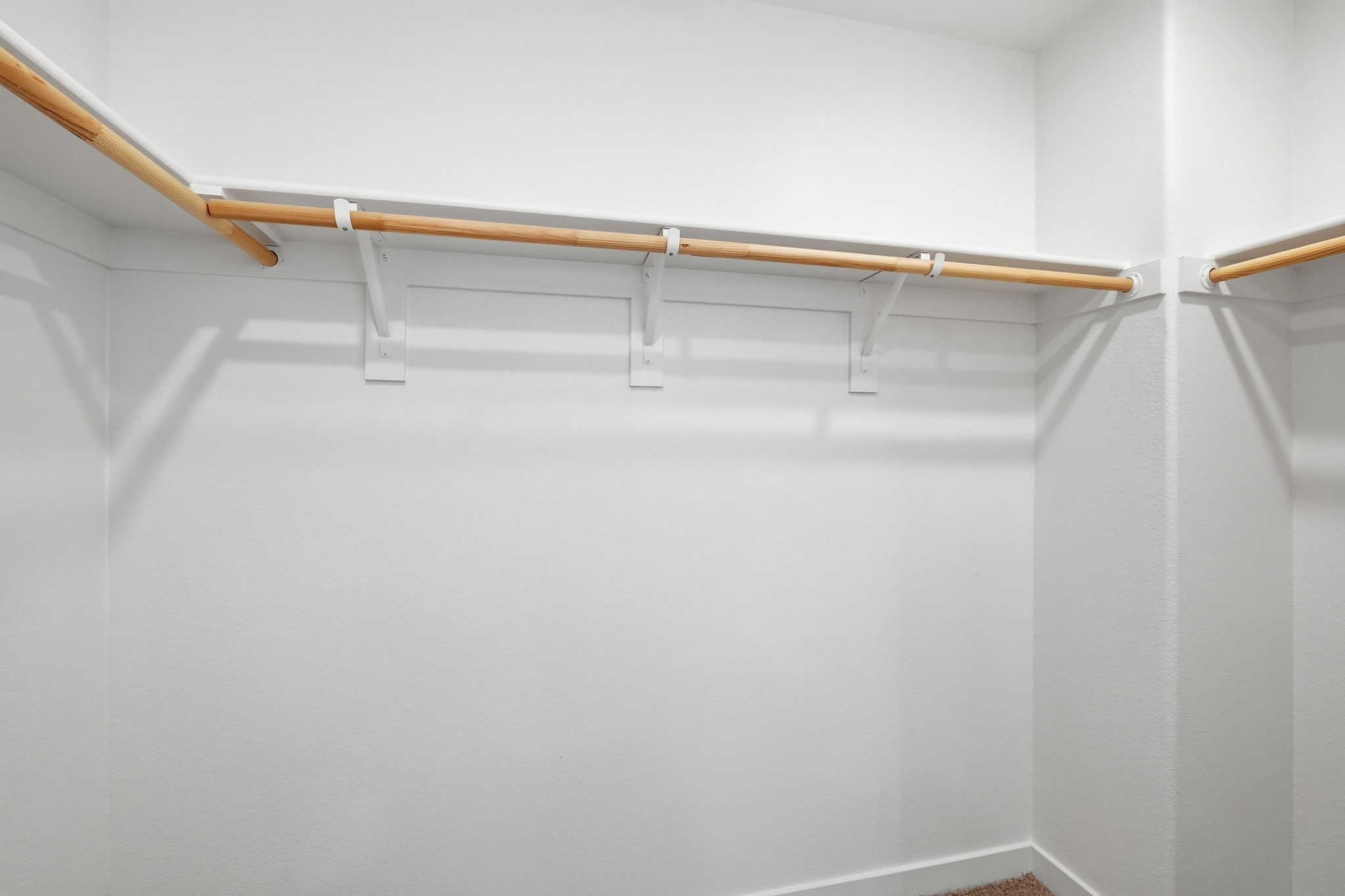 A white ceiling with a metal bar.