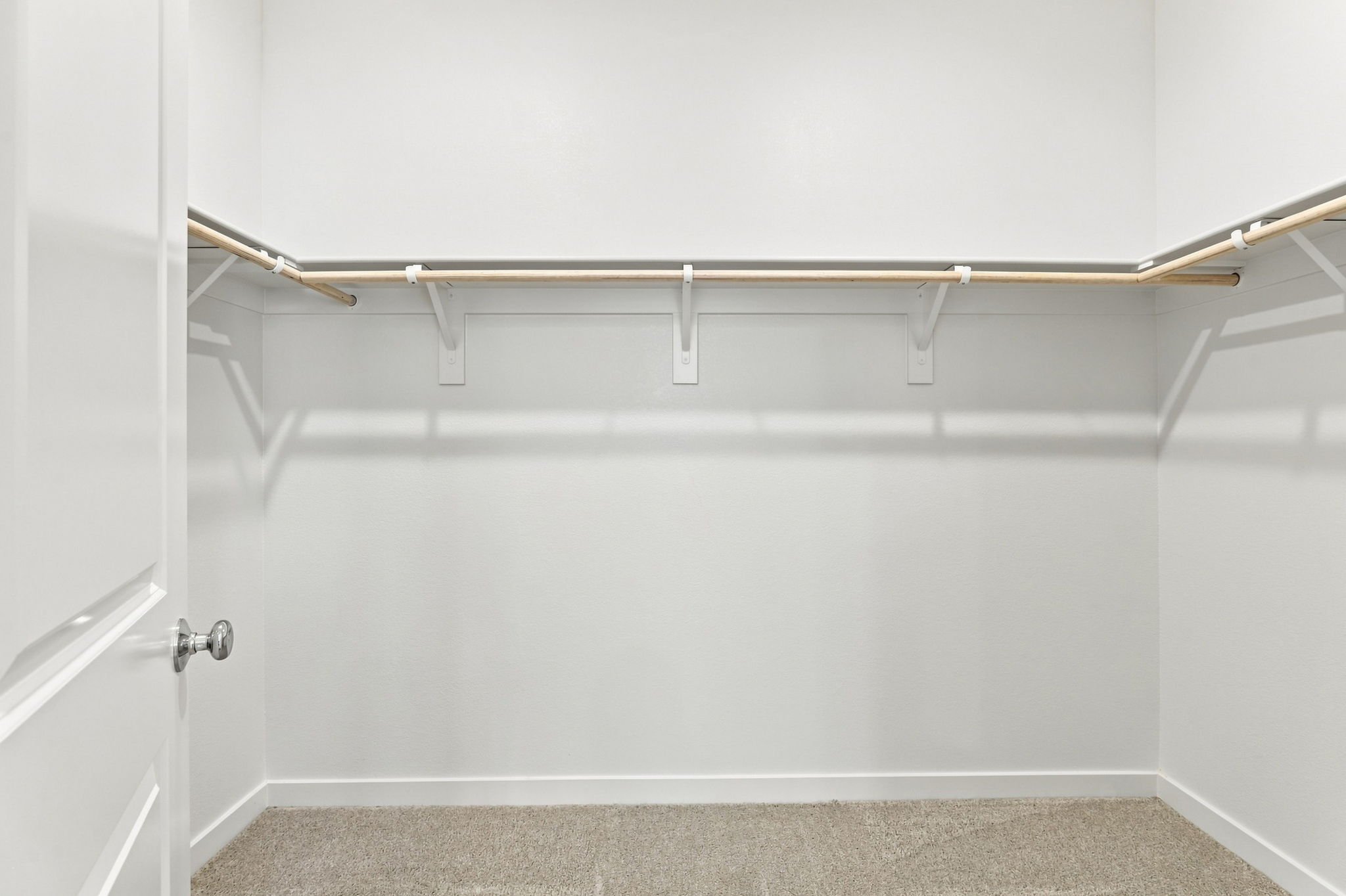 A metal bar with a metal bar.