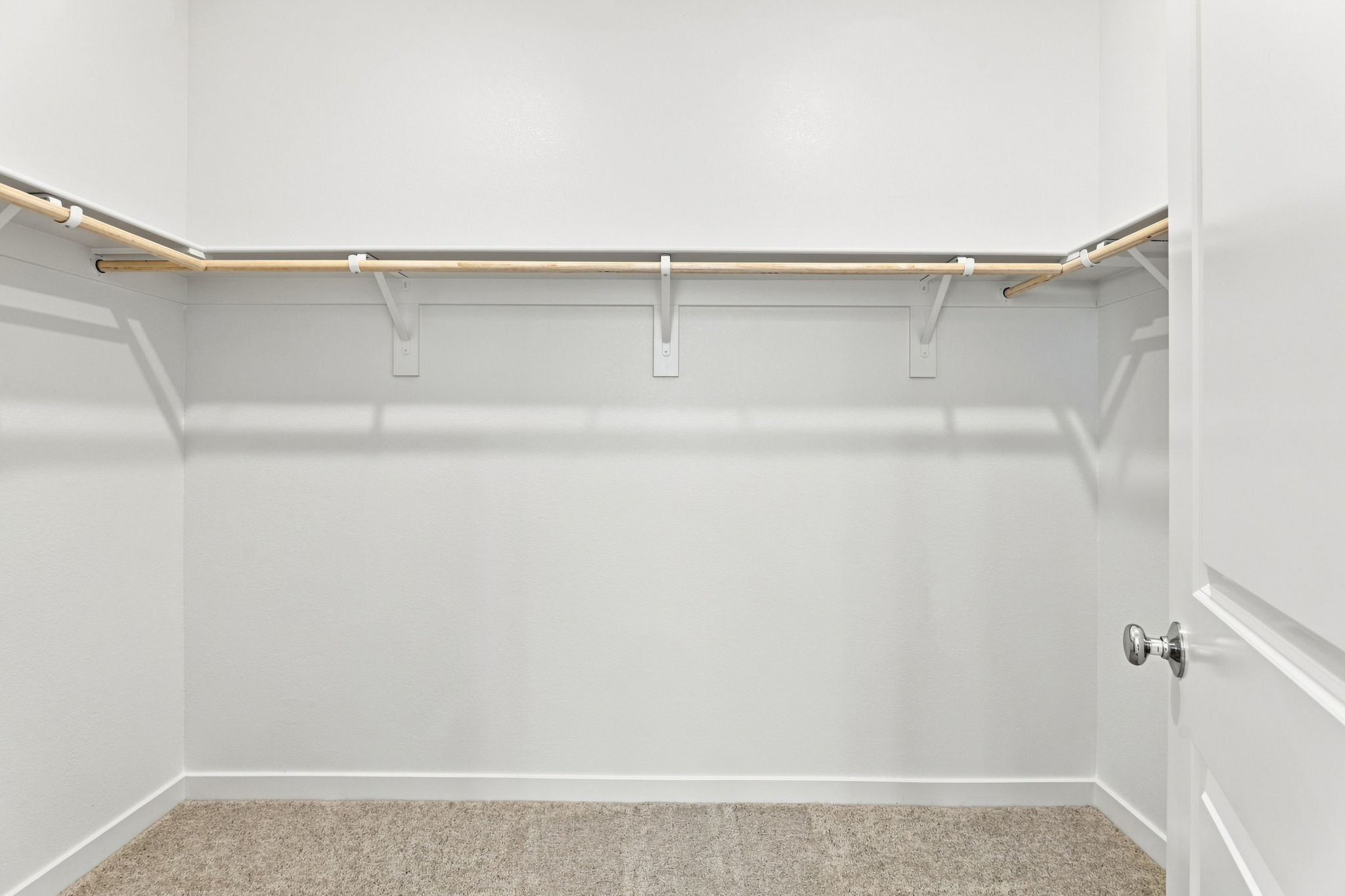 A metal bar with a metal bar.