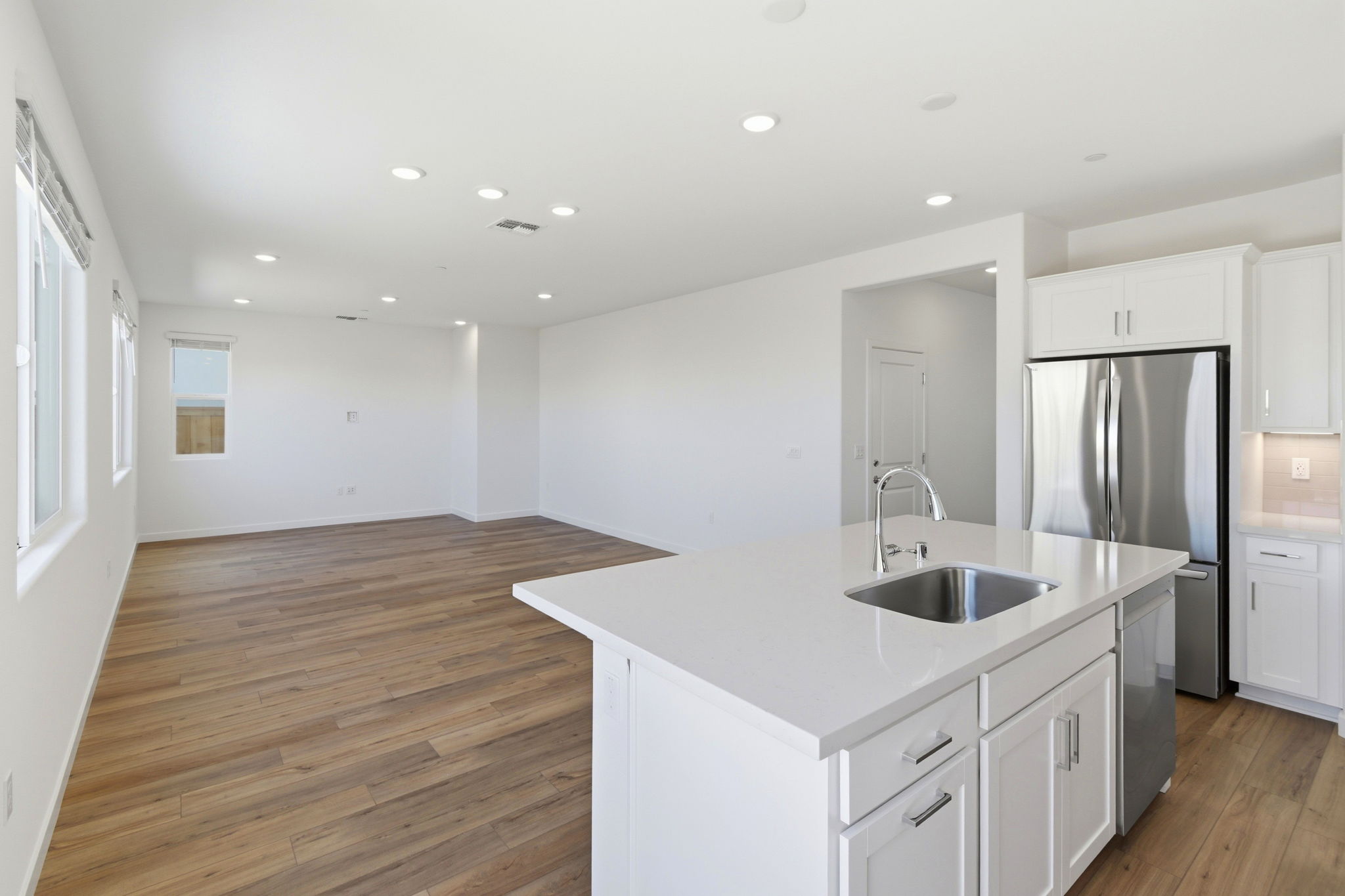 A kitchen with white cabinets.
