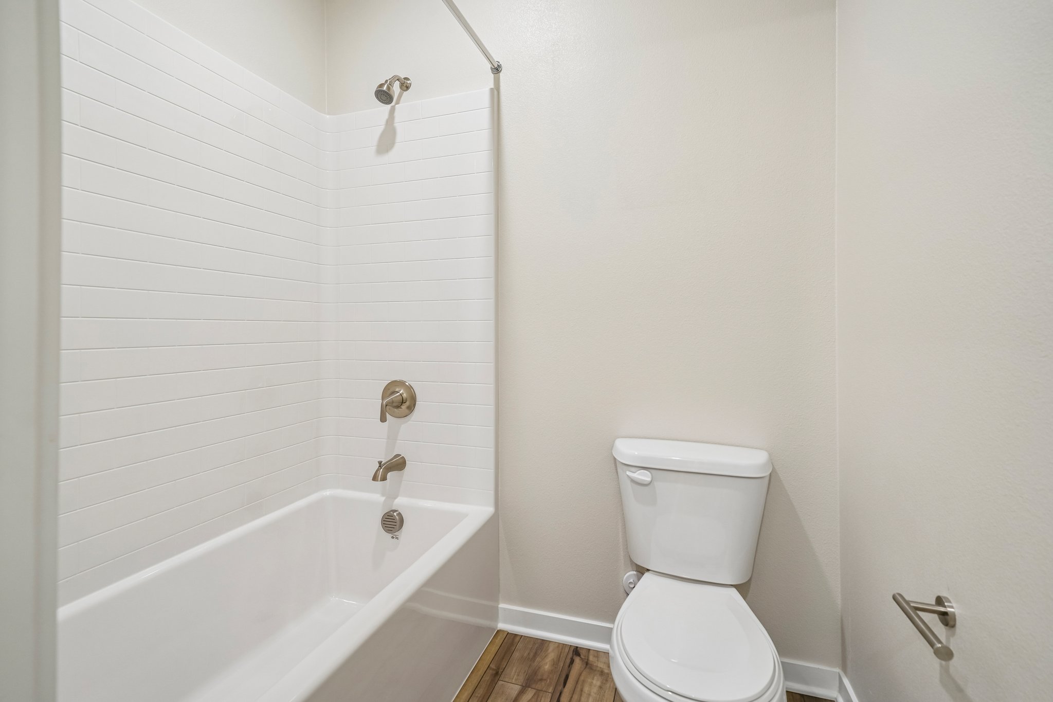 A bathroom with a toilet and bathtub.