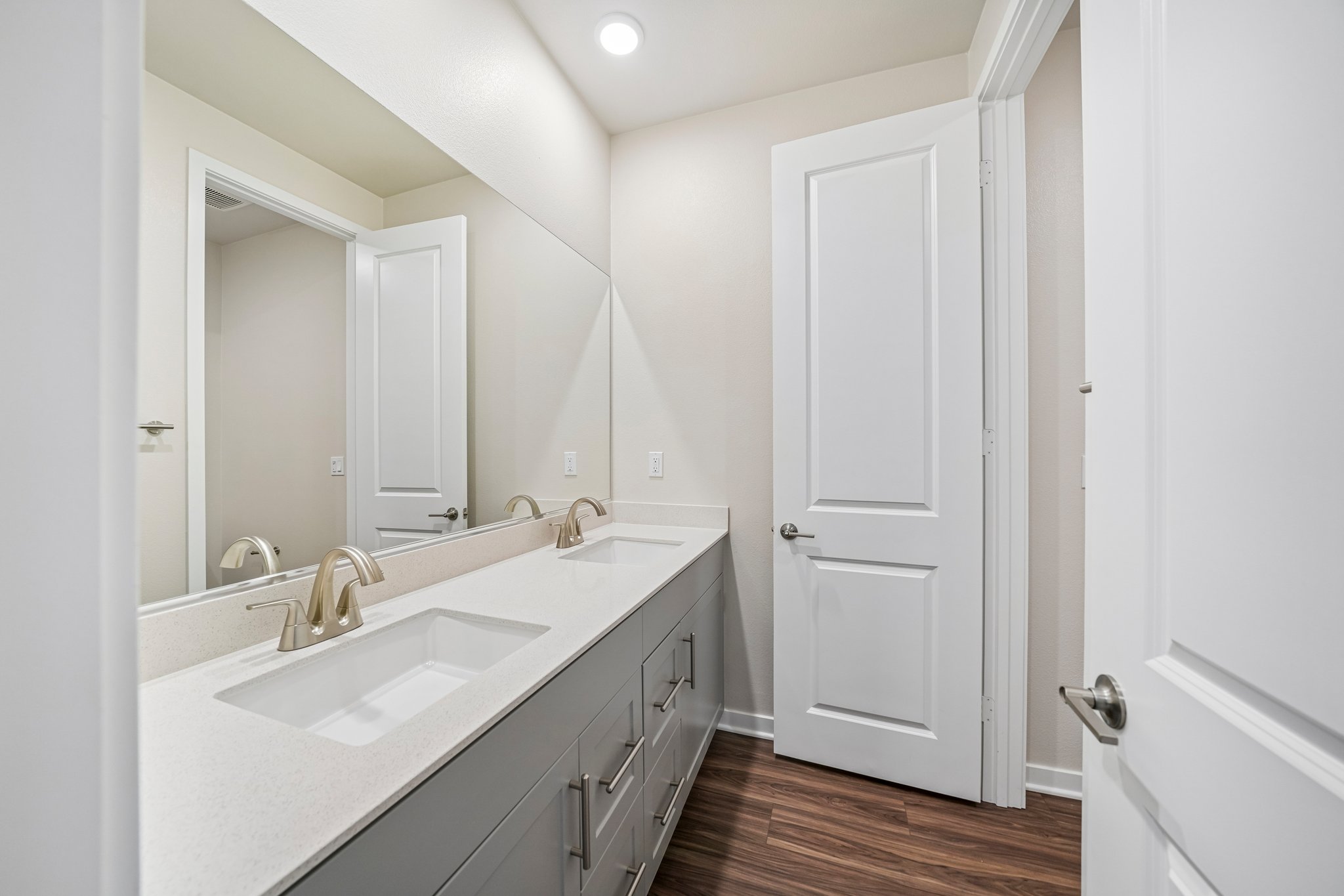 A bathroom with a sink and a mirror.