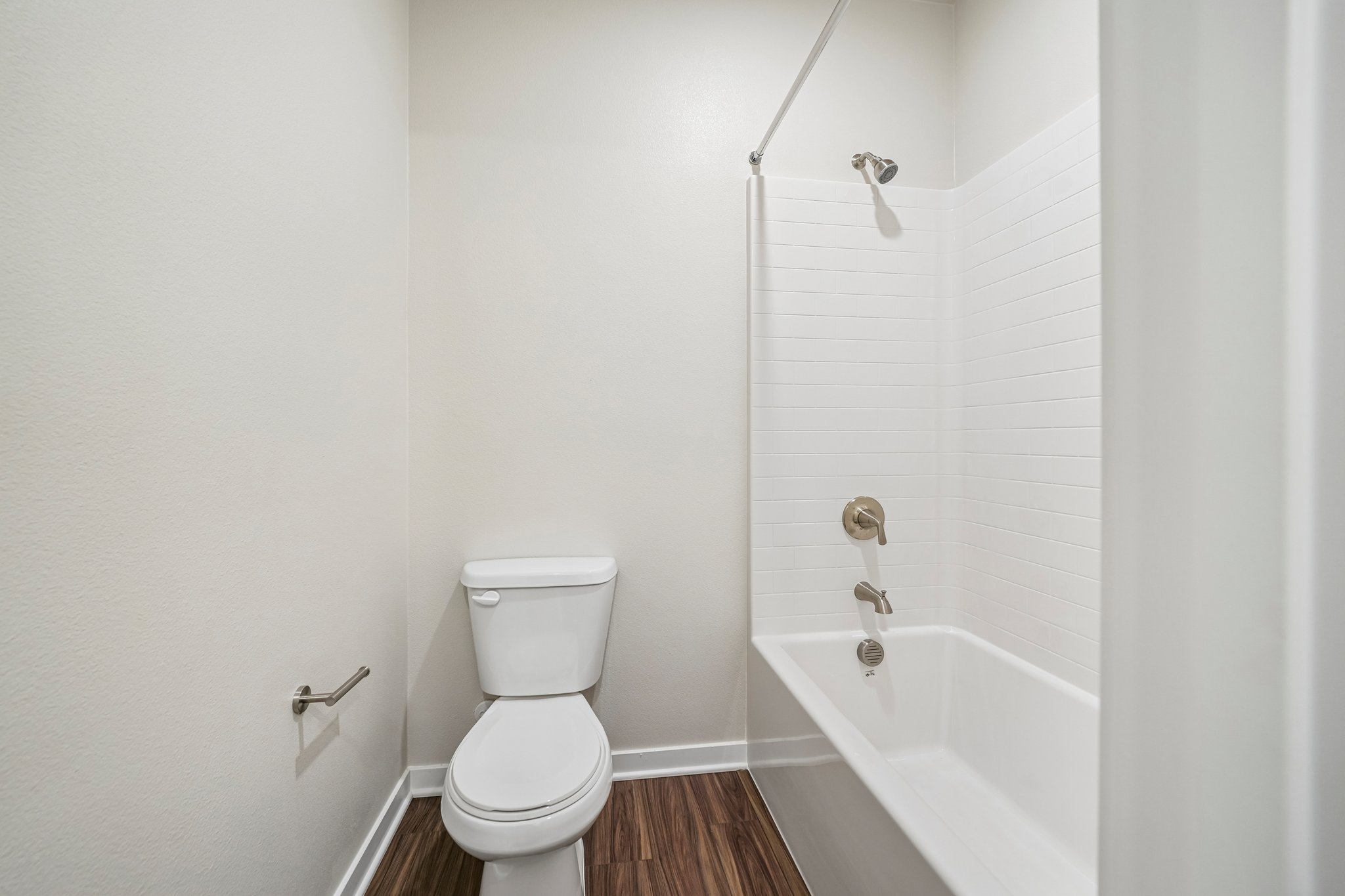A bathroom with a toilet and bathtub.