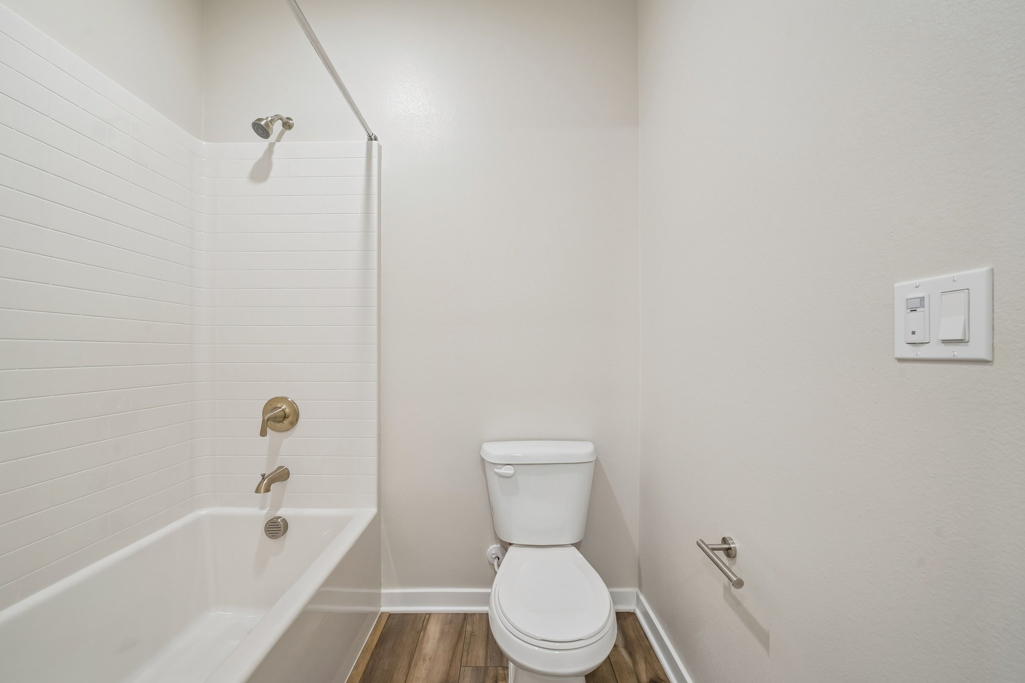 A bathroom with a toilet and bathtub.