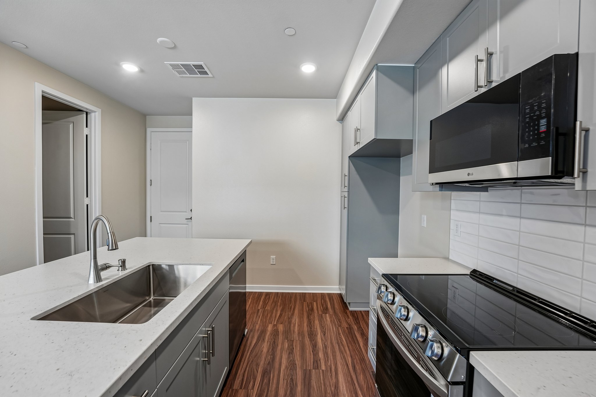 A kitchen with white cabinets.