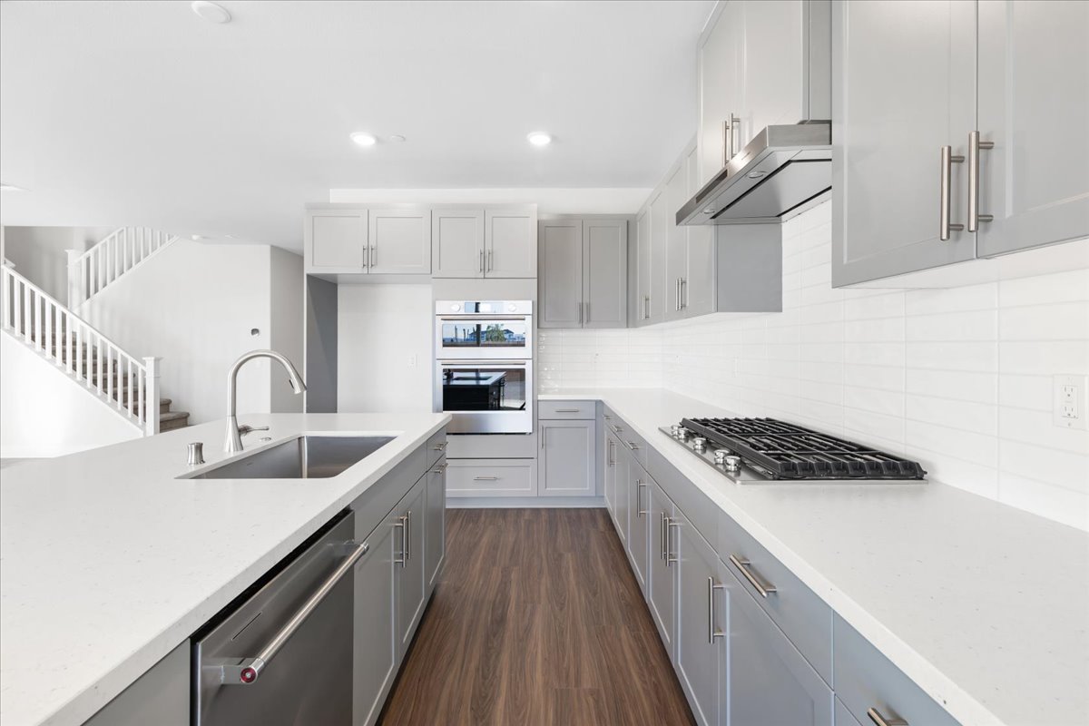 A kitchen with white cabinets.