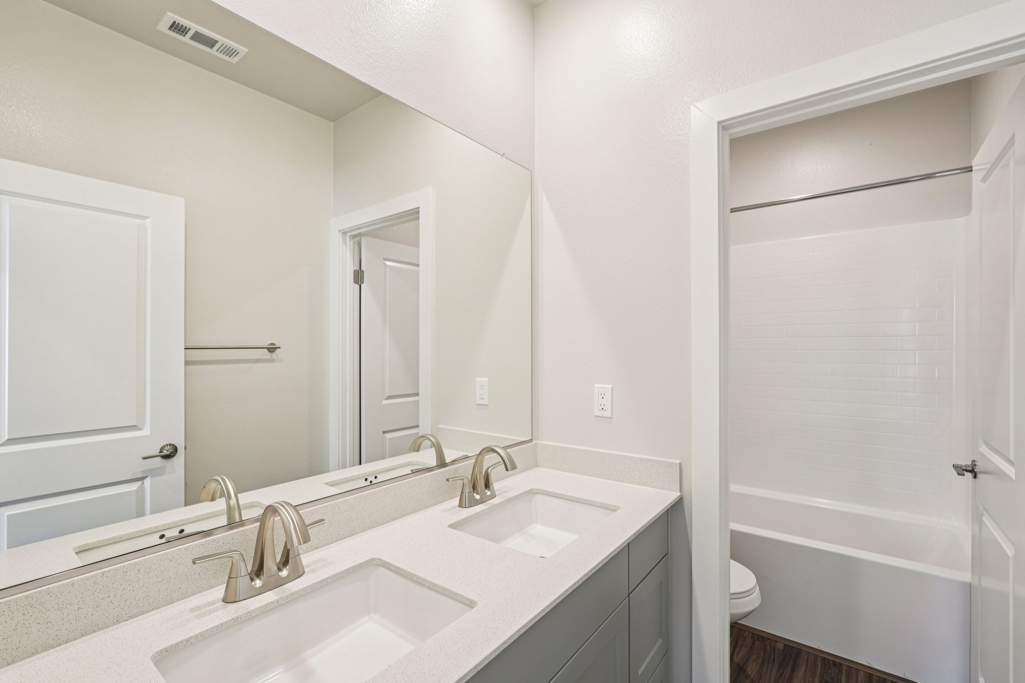 A bathroom with a sink and a mirror.
