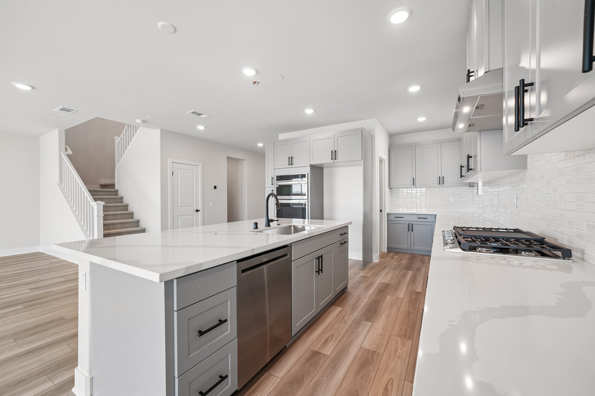A kitchen with white cabinets.
