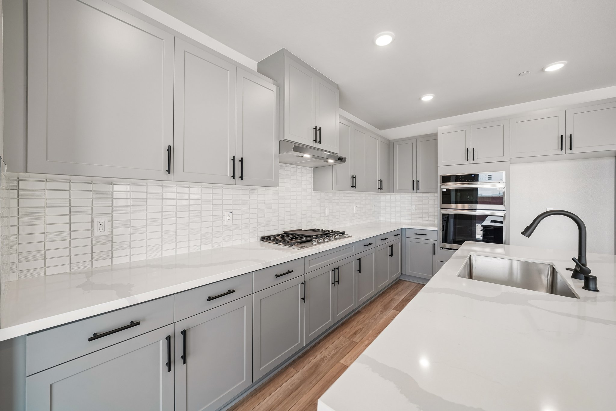 A kitchen with white cabinets.