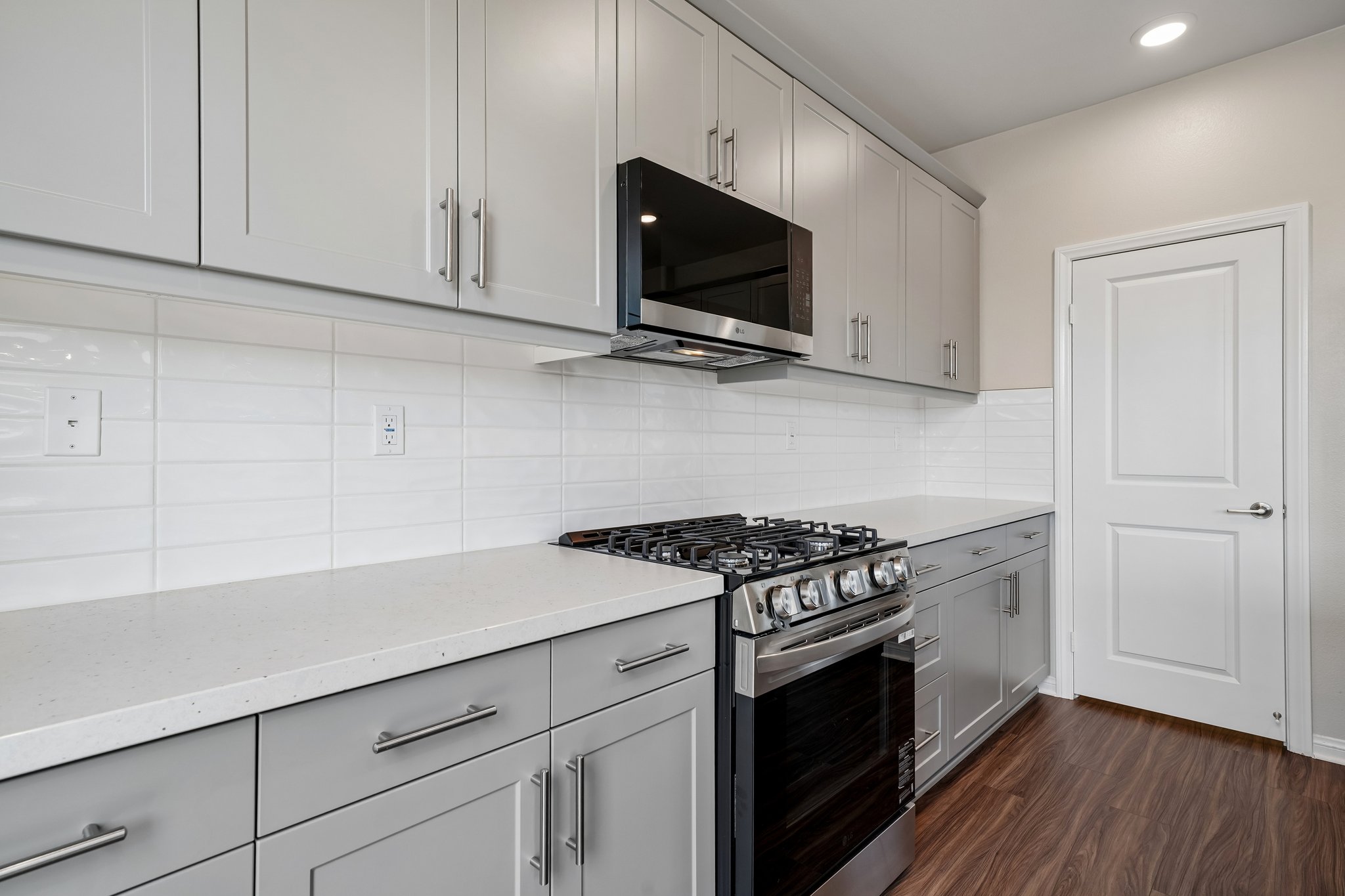 A kitchen with white cabinets.