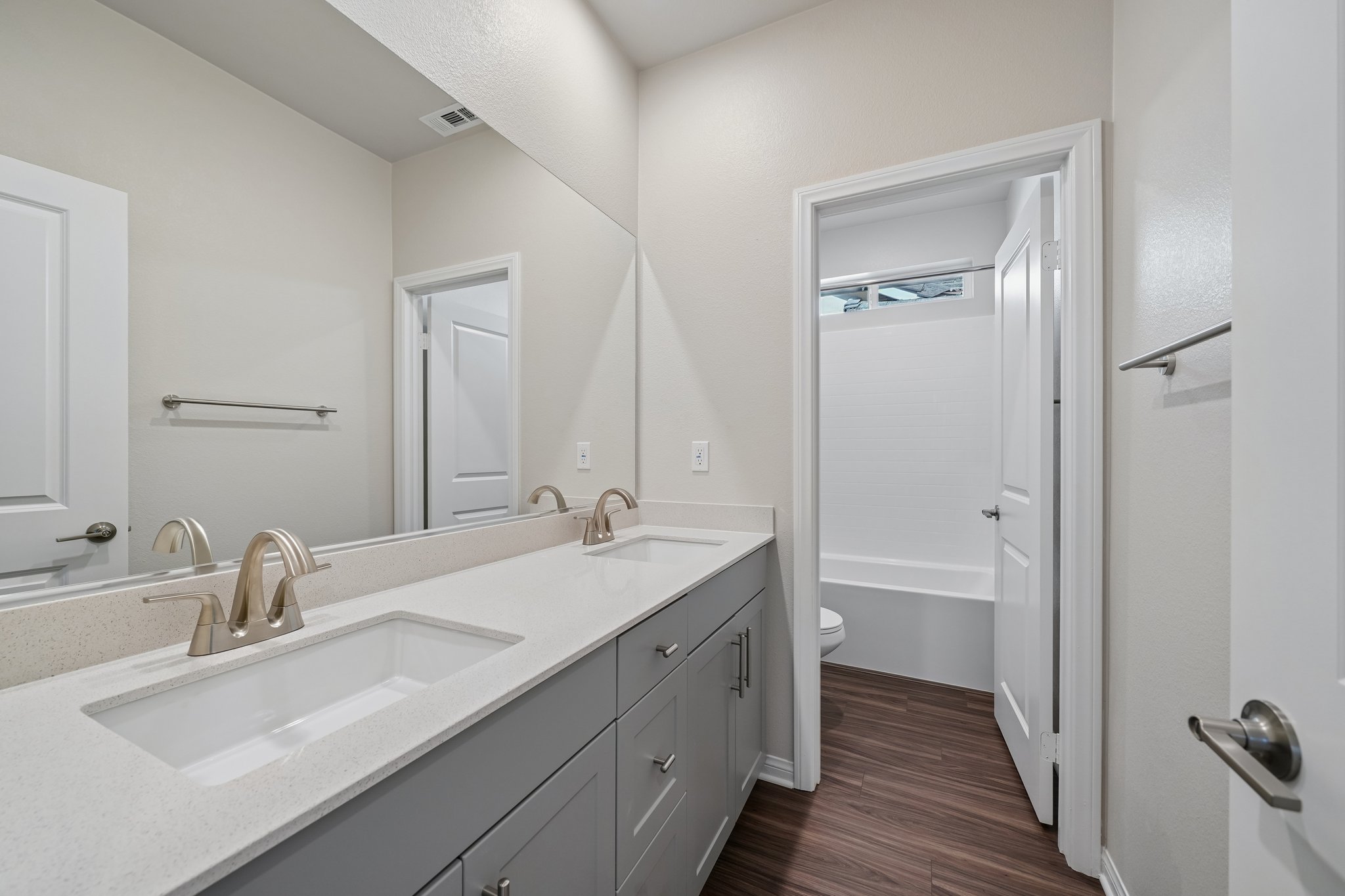 A bathroom with a sink and a mirror.