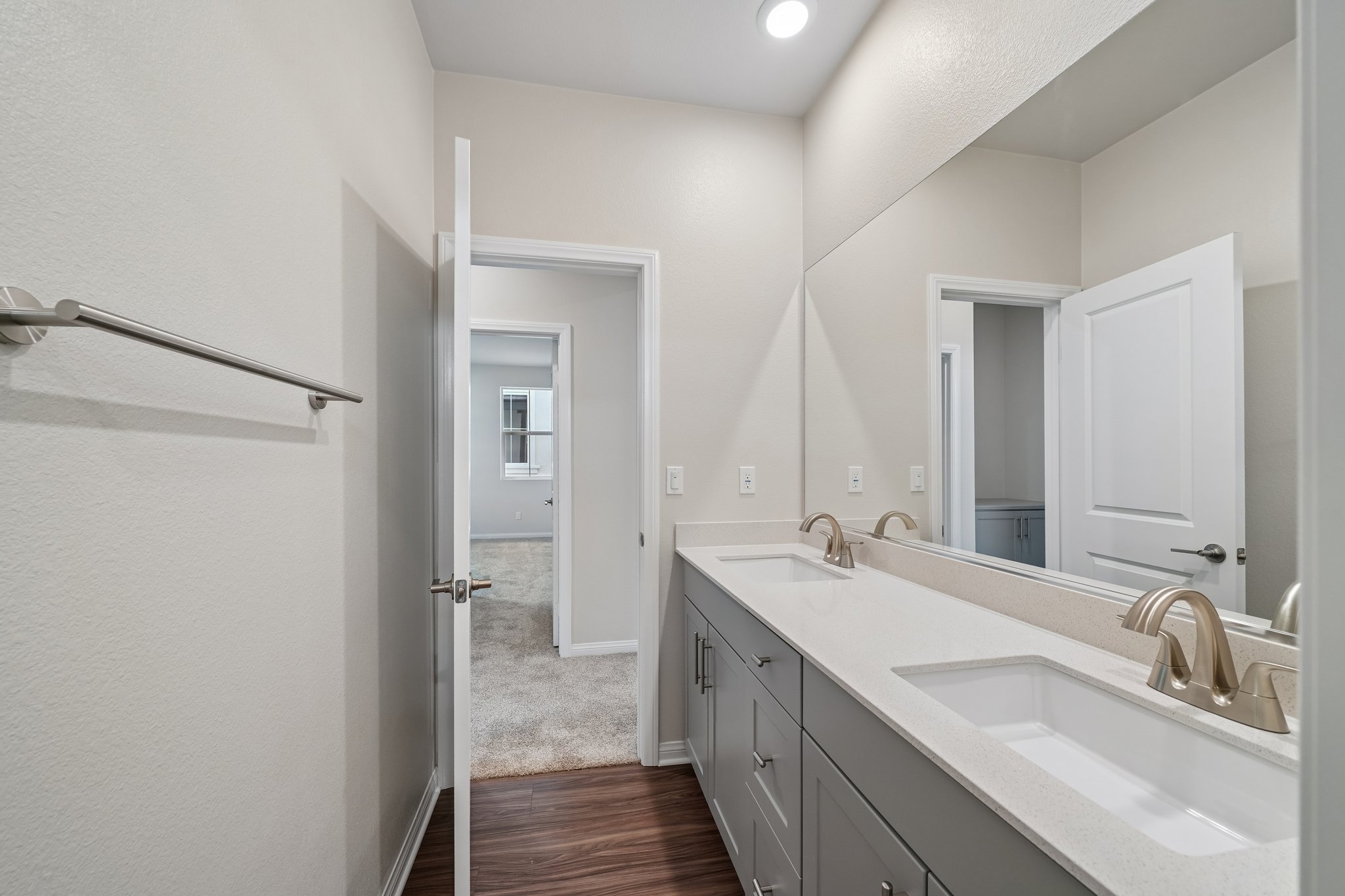 A bathroom with a sink and a mirror.