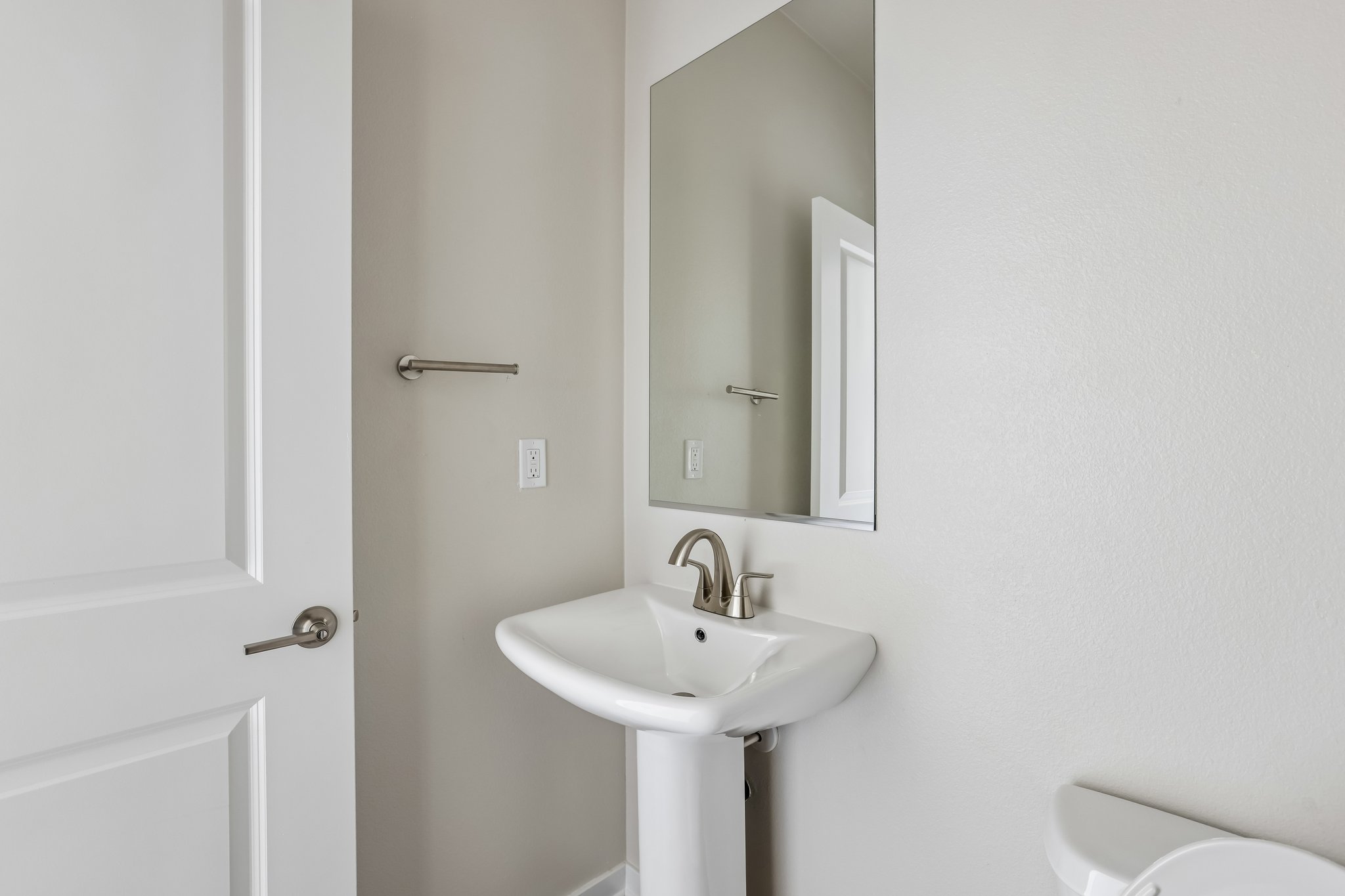 A bathroom with a sink and a mirror.