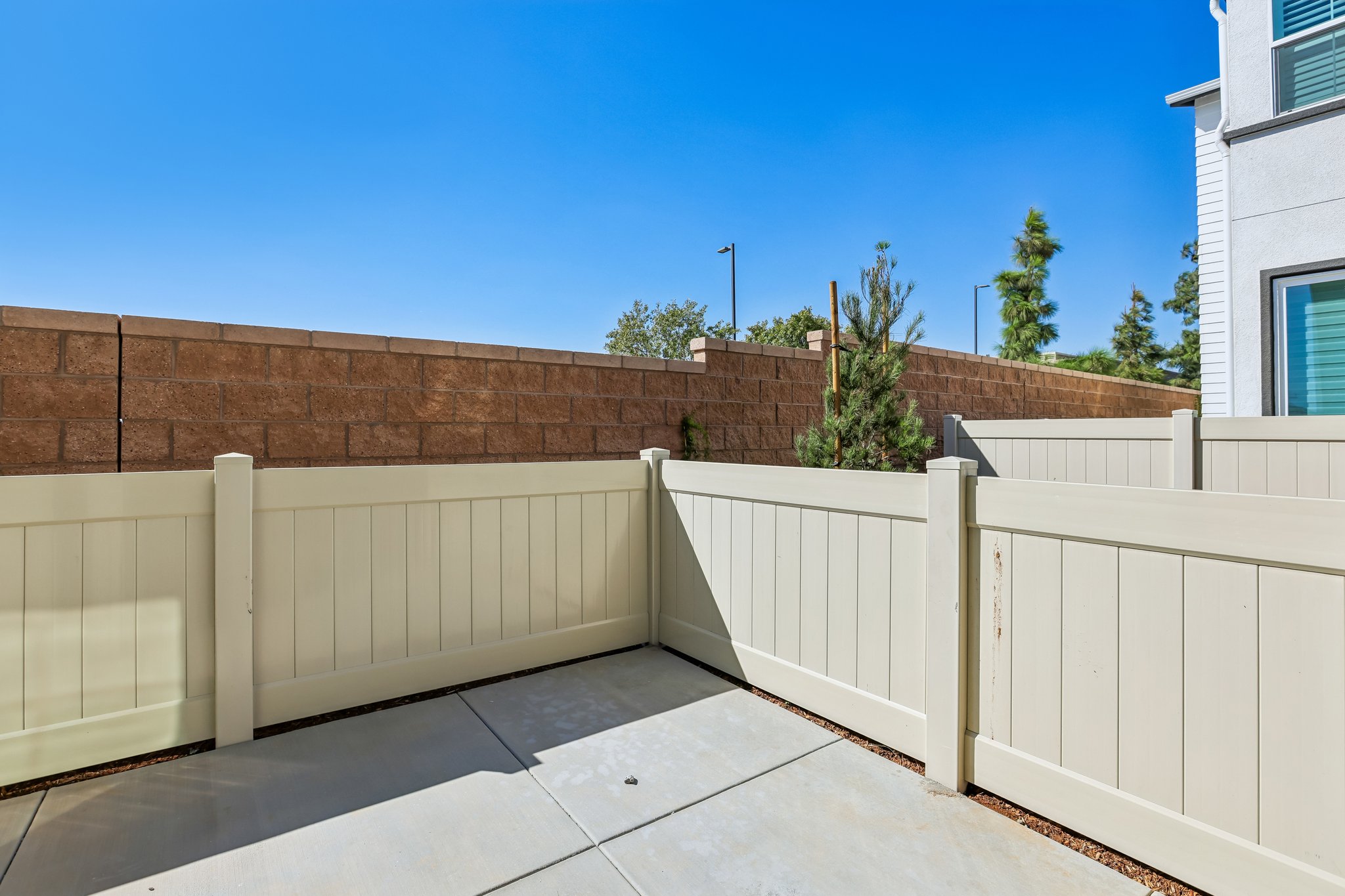 A white fence with a white fence.