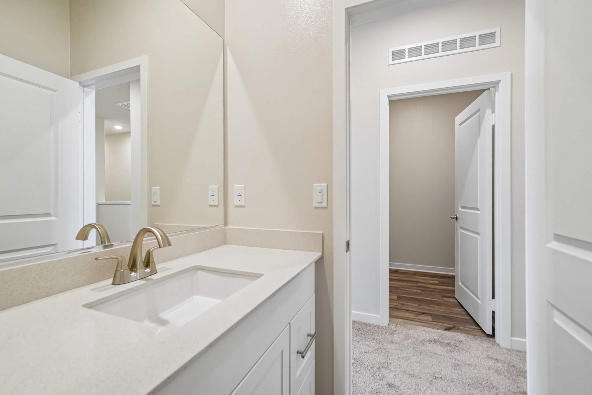 A bathroom with a sink and mirror.