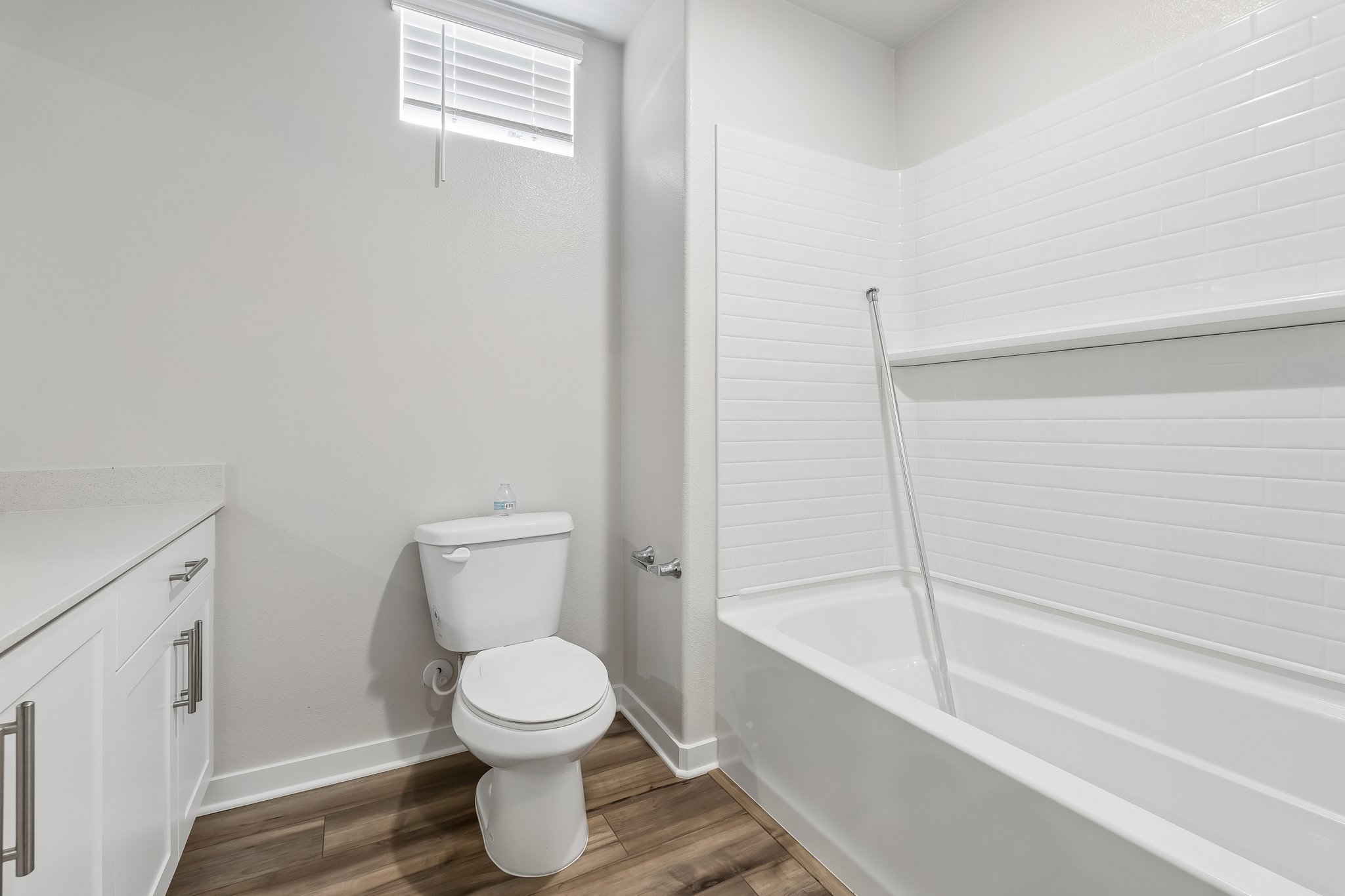 A bathroom with a toilet and bathtub.