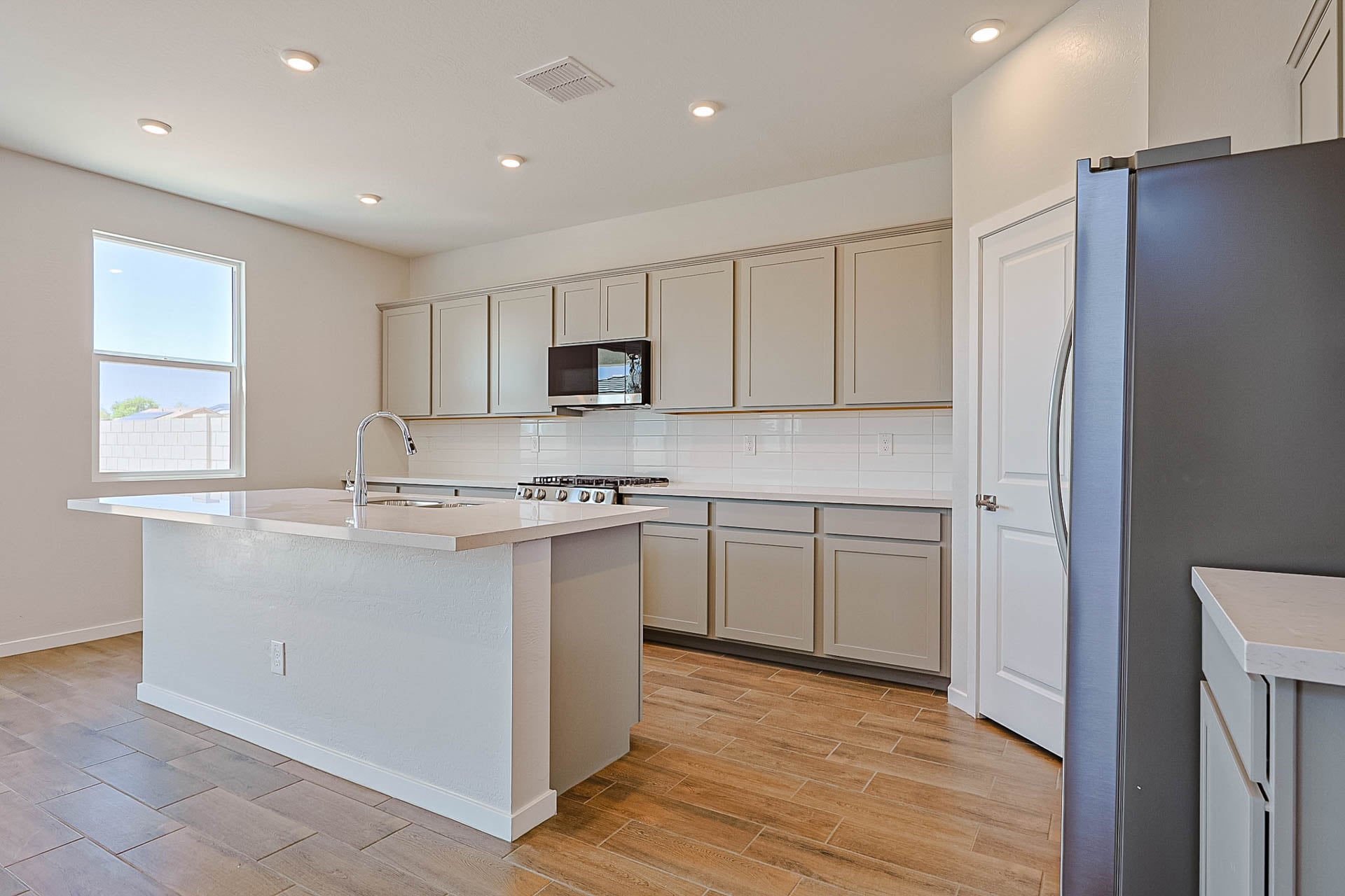 A kitchen with white cabinets.
