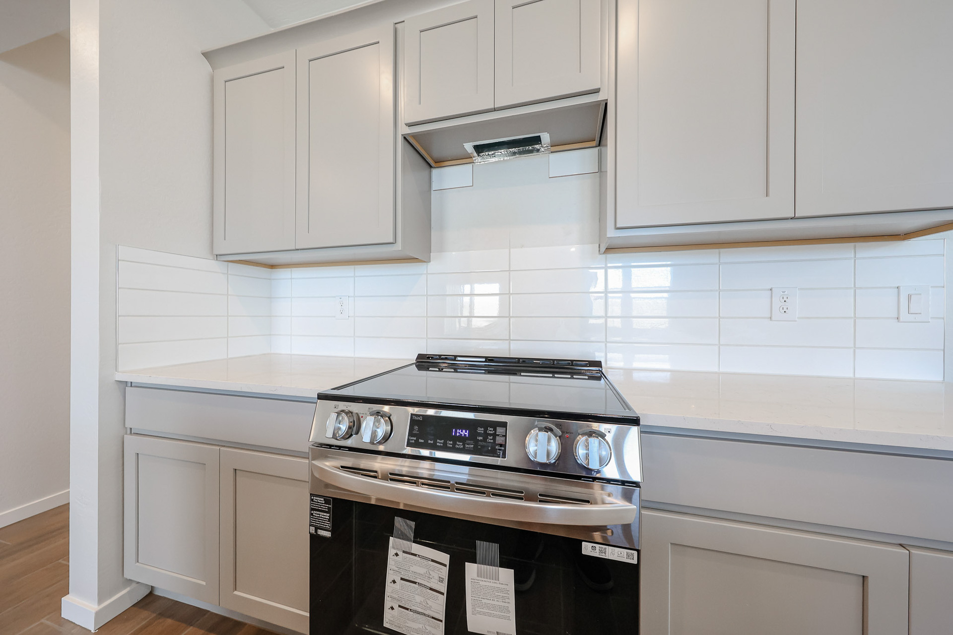 A kitchen with white cabinets.