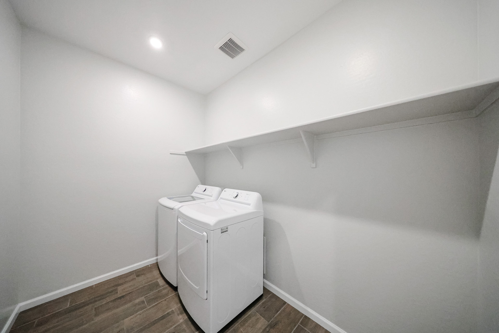 A white machine in a room.