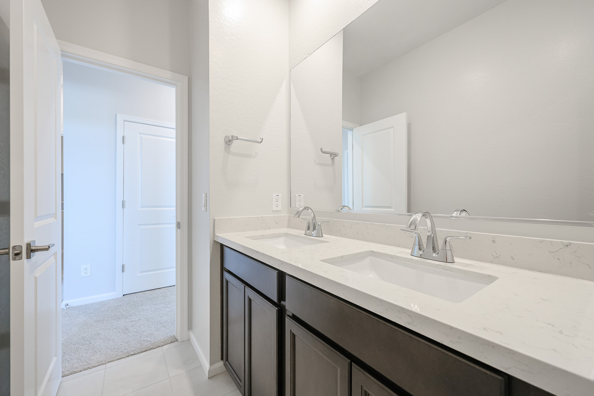 A bathroom with a sink and a mirror.