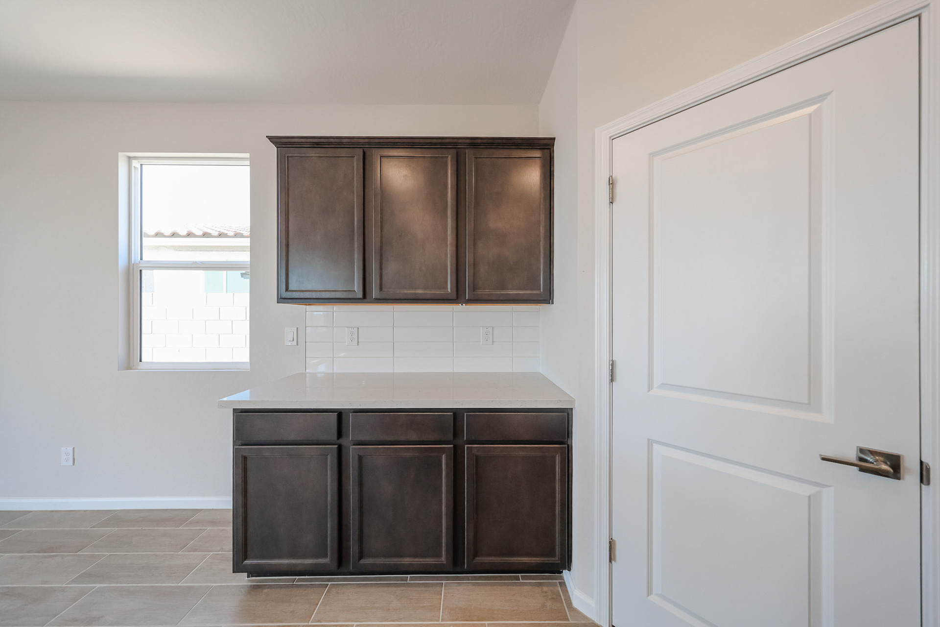 A kitchen with white cabinets.