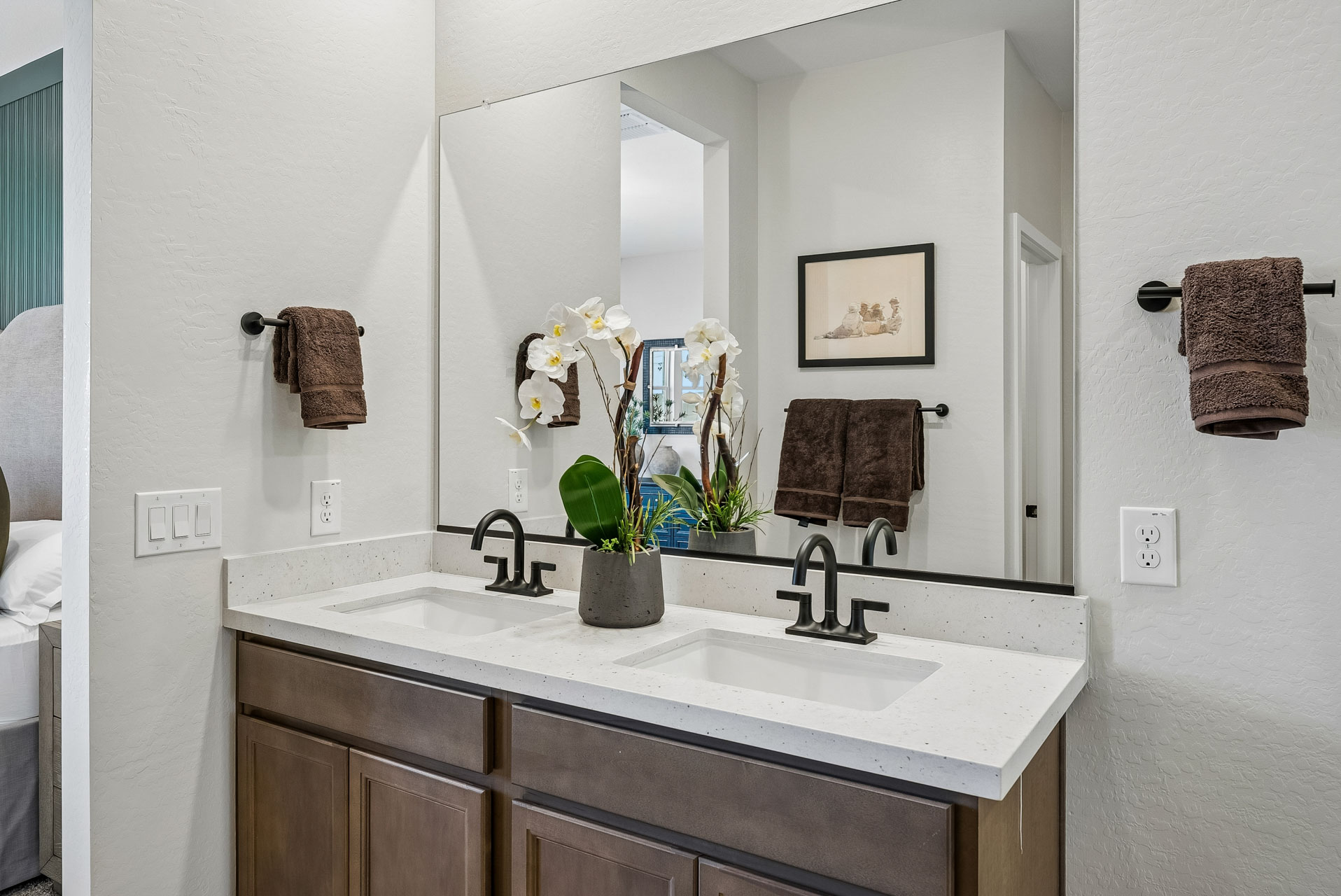 A bathroom with a sink and a mirror.