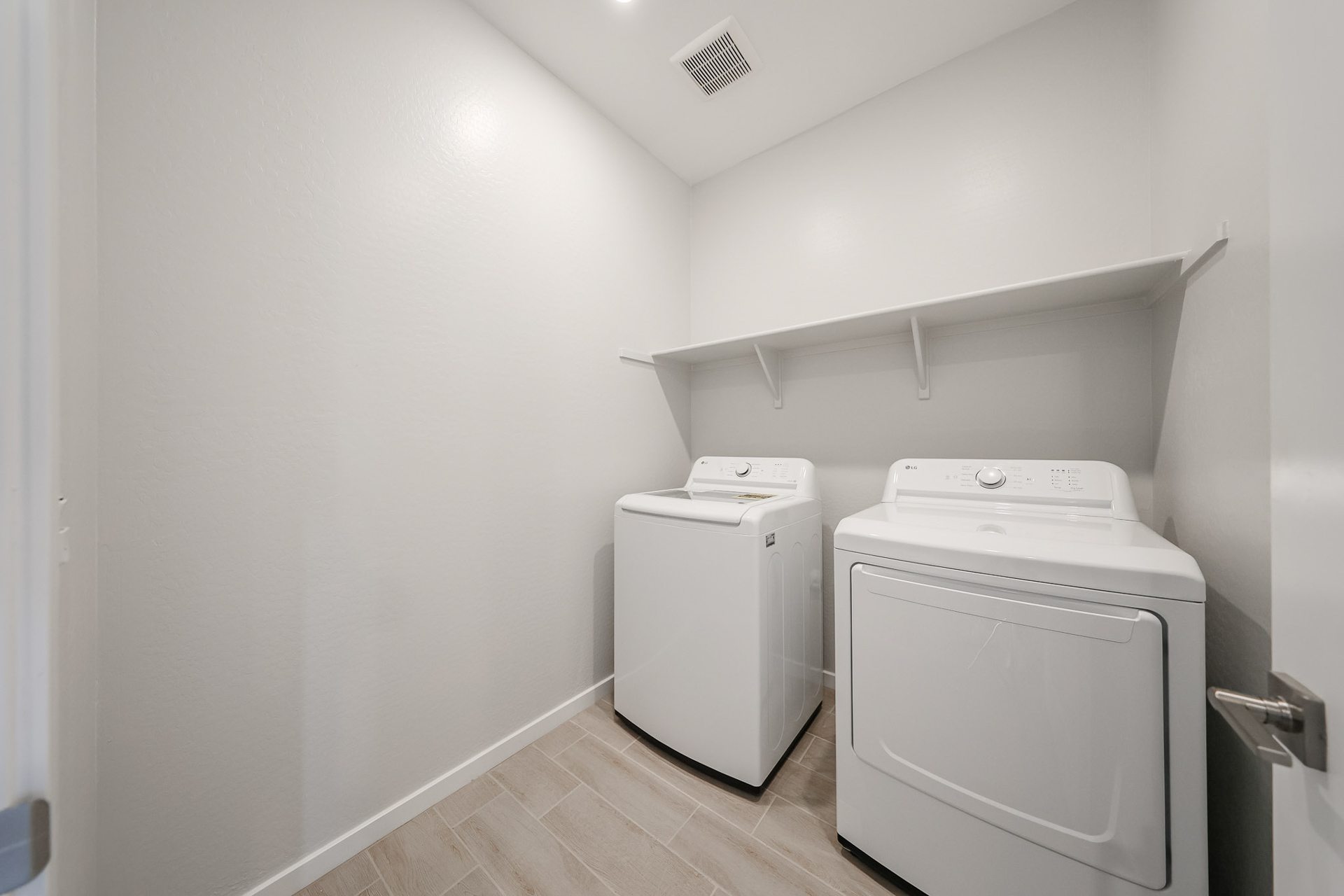 A washing machine in a room.