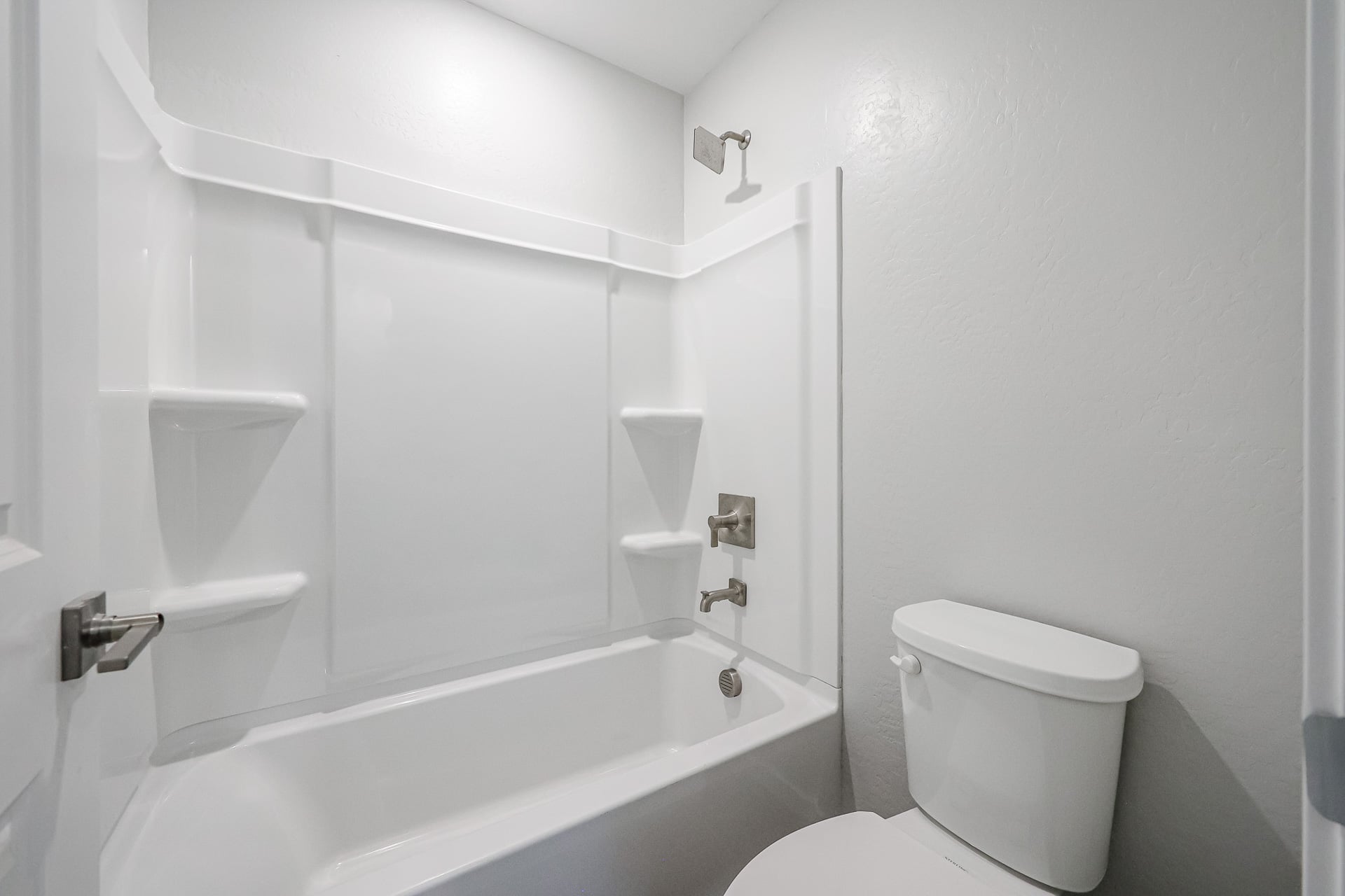 A bathroom with a toilet and bathtub.