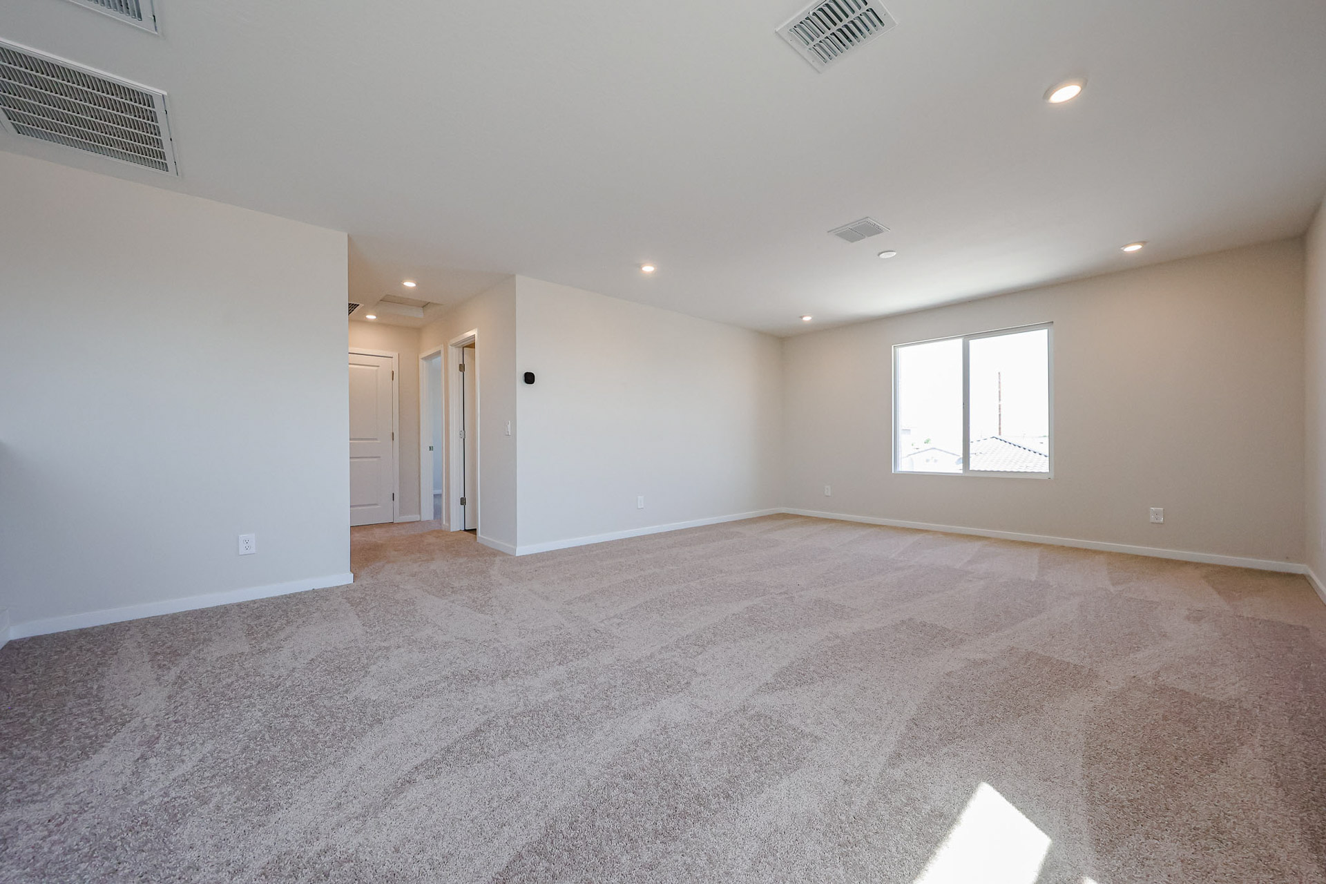 A room with a carpet and a carpet.