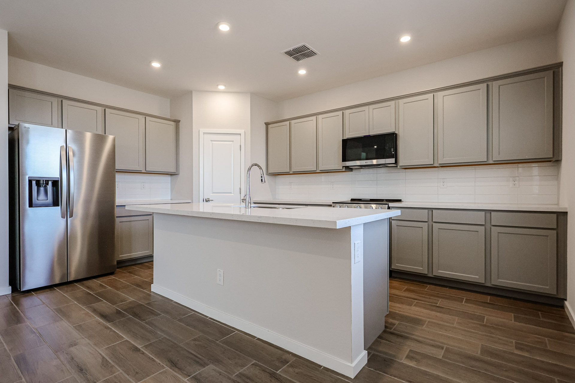 A kitchen with white cabinets.