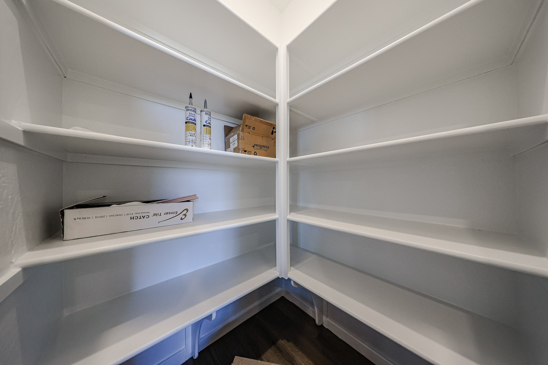 A shelf with objects on it.