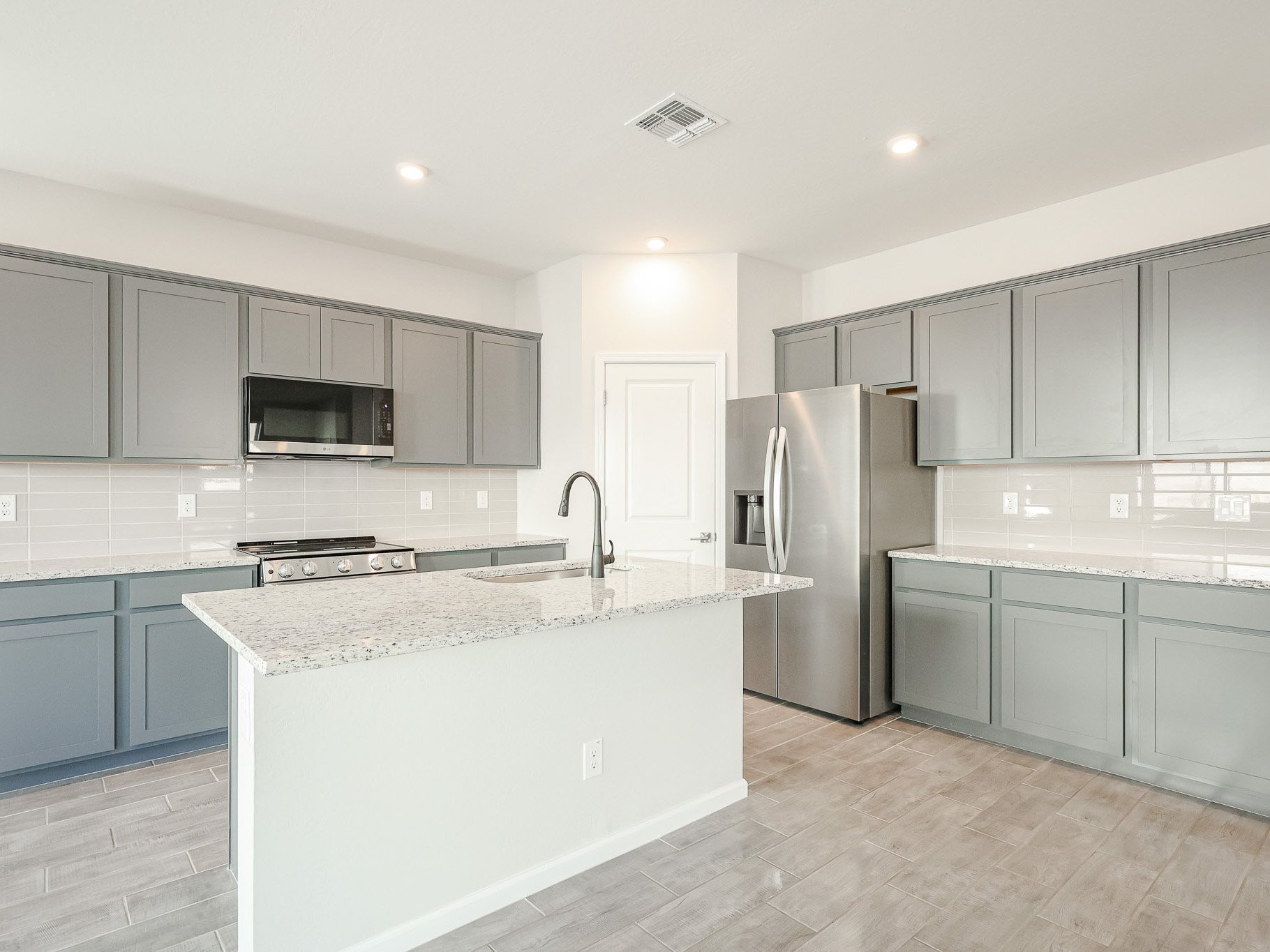 A kitchen with white cabinets.