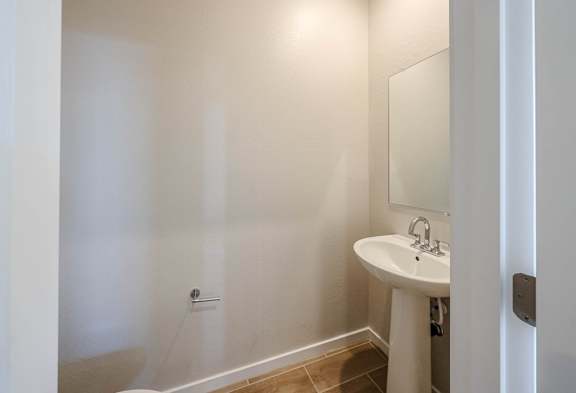 A bathroom with a sink and a mirror.