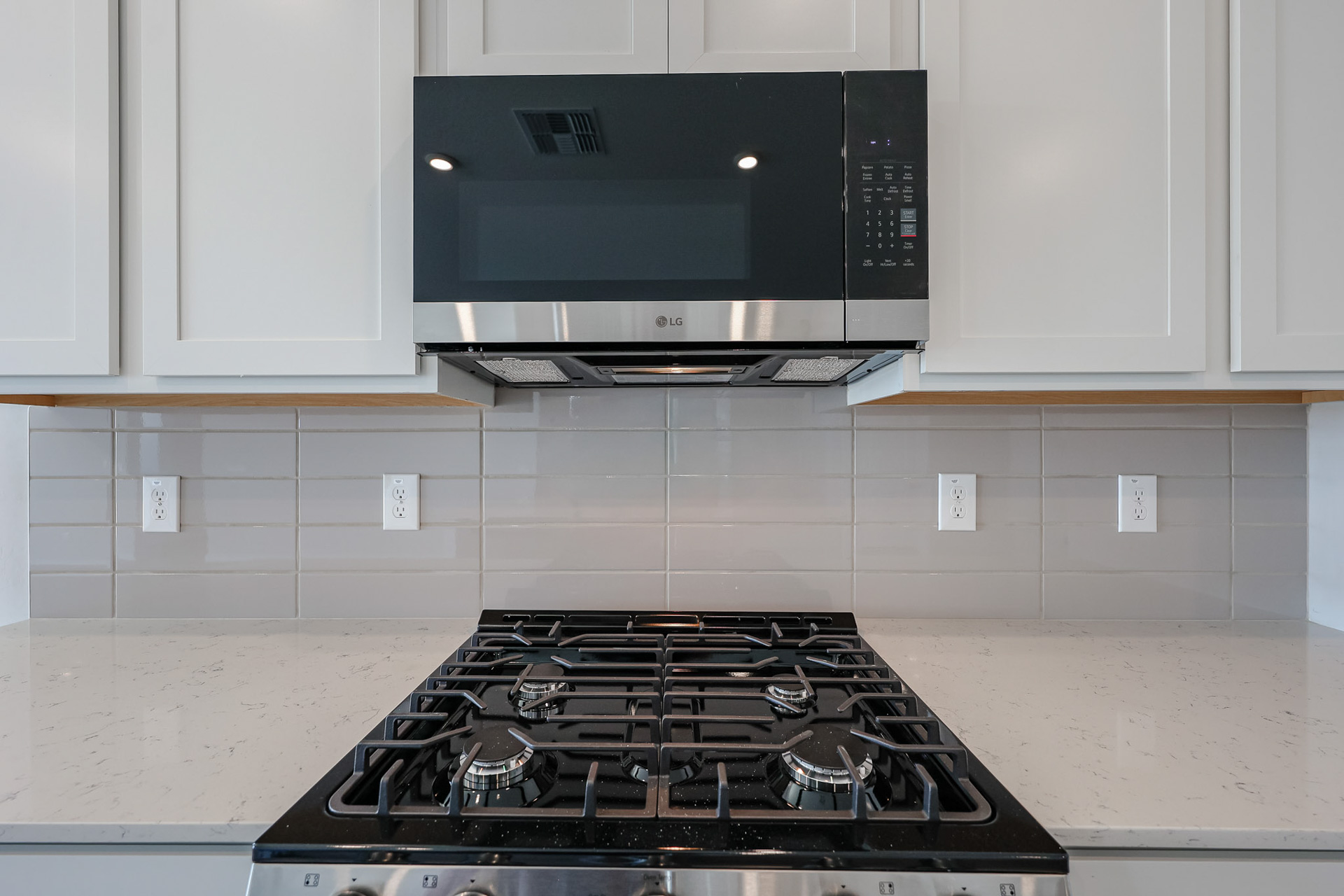 A kitchen with a microwave oven.