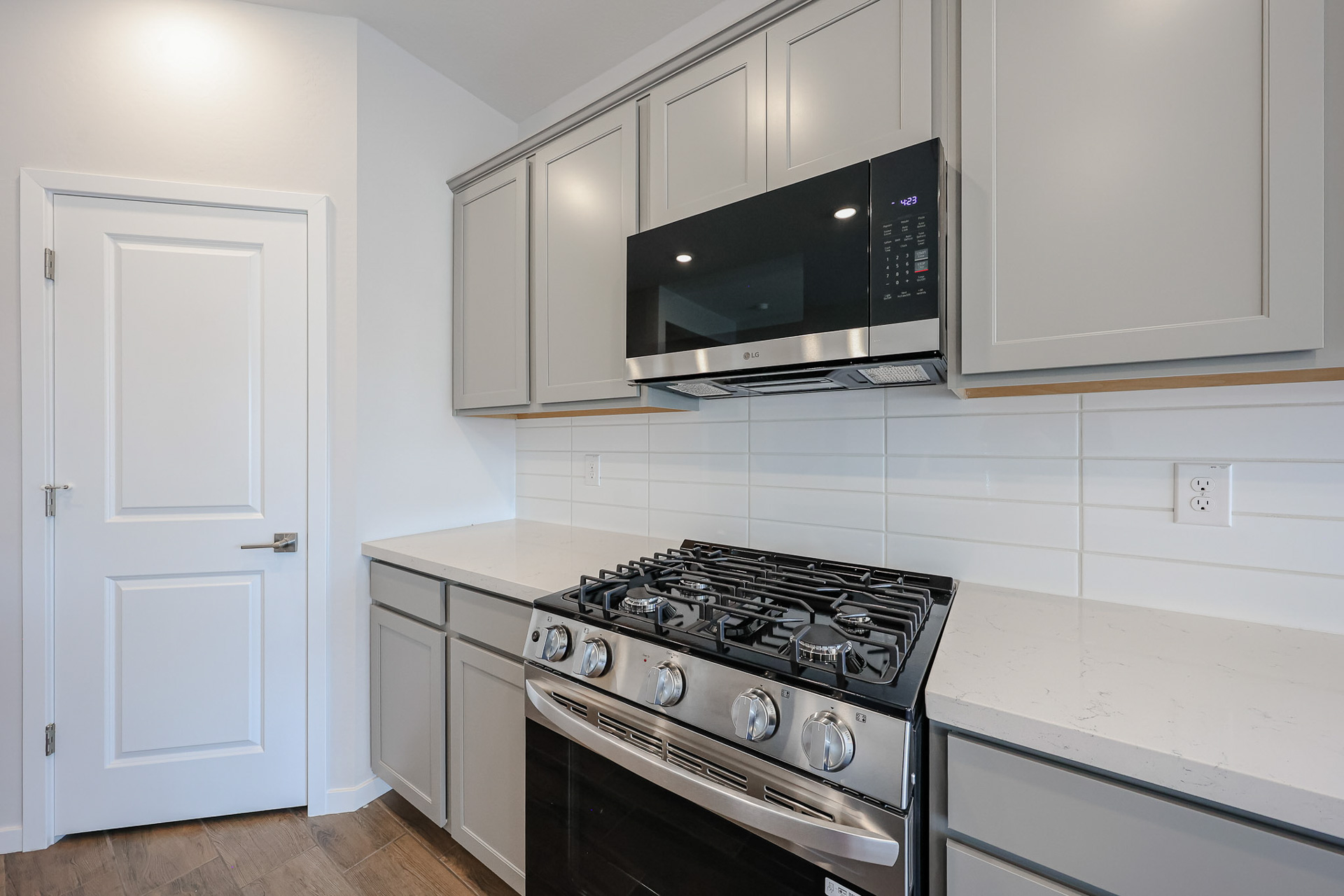 A kitchen with white cabinets.