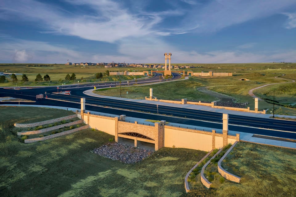A dam with a bridge over it.