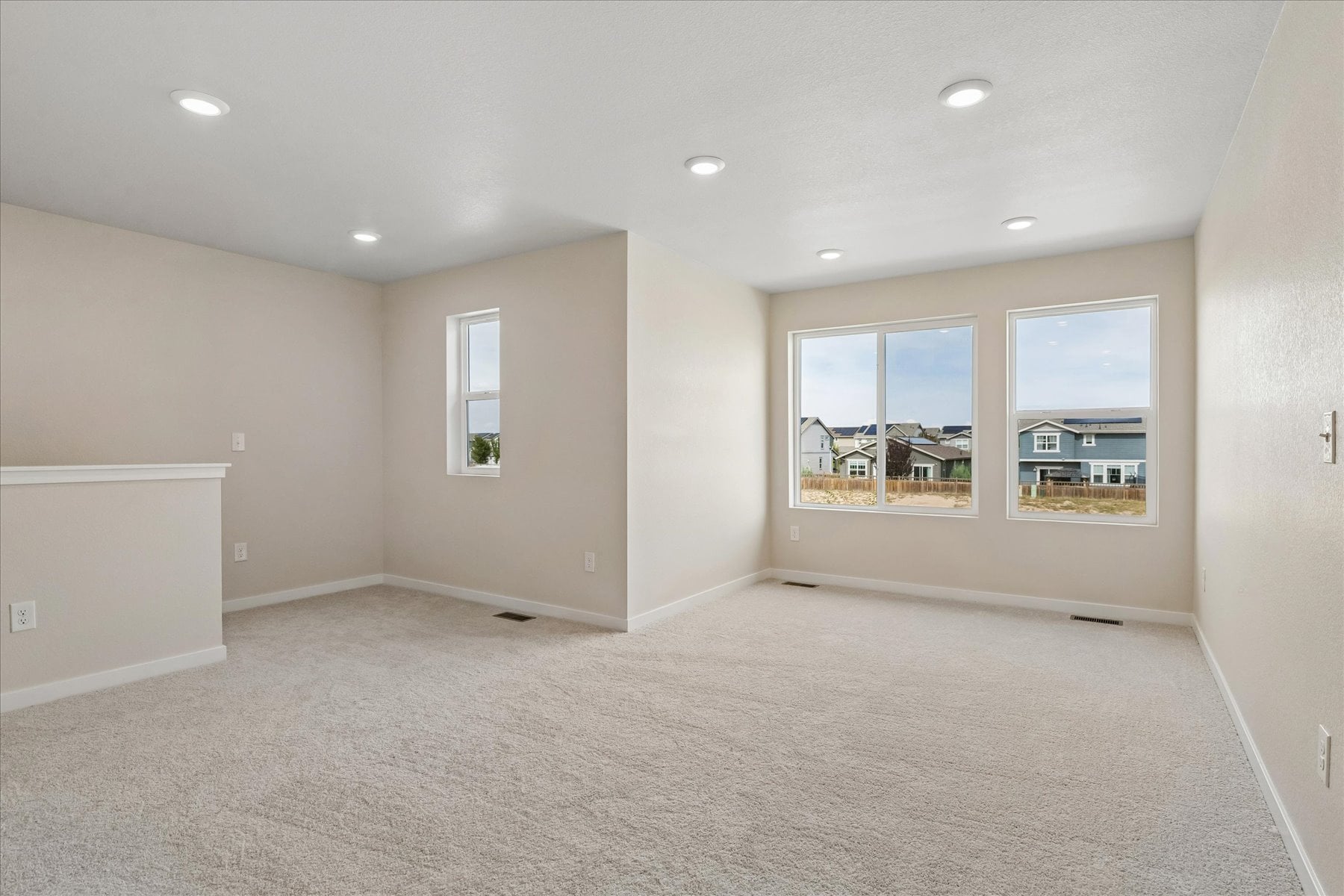 A room with a carpet and windows.