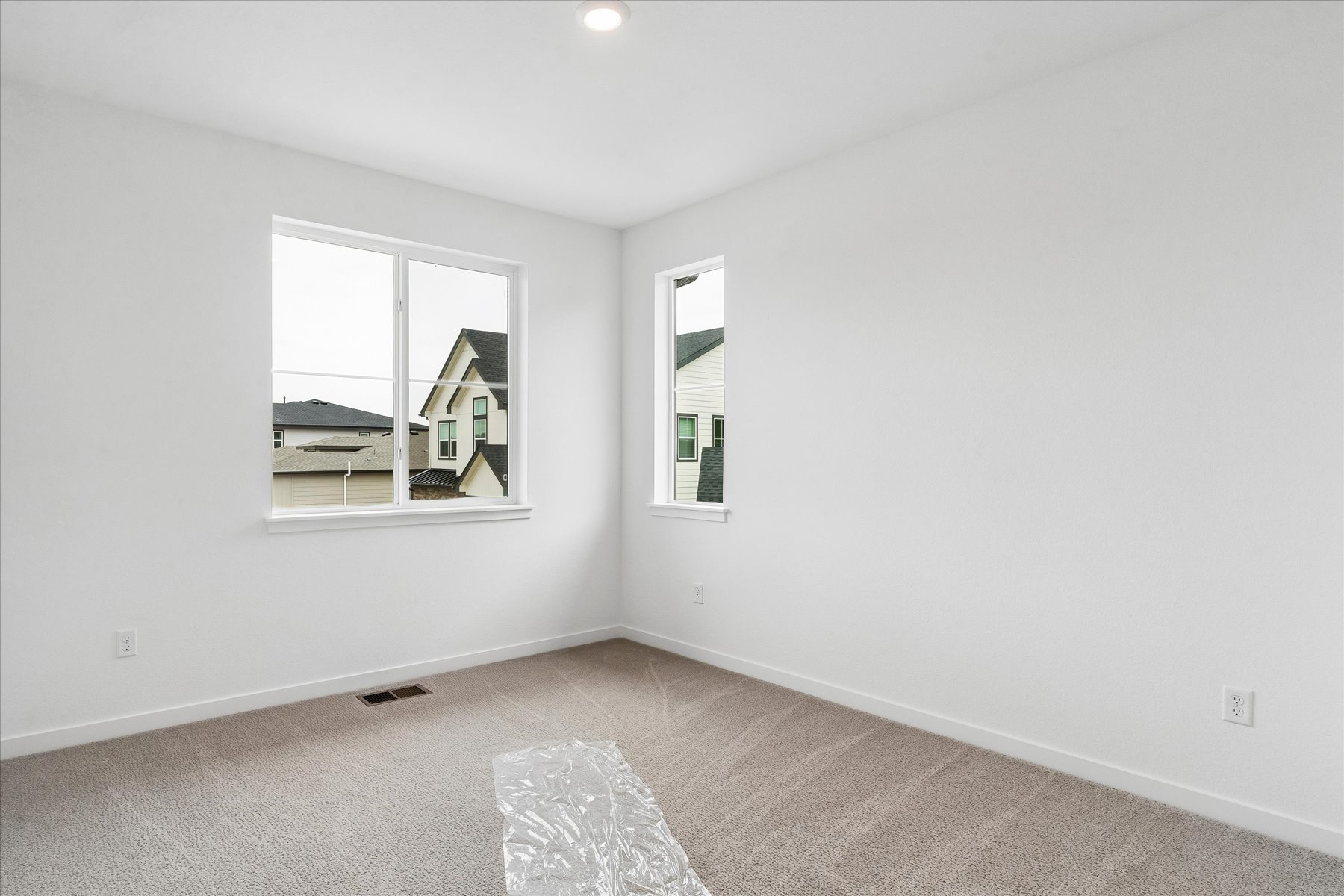 A room with a window and a rug in it.